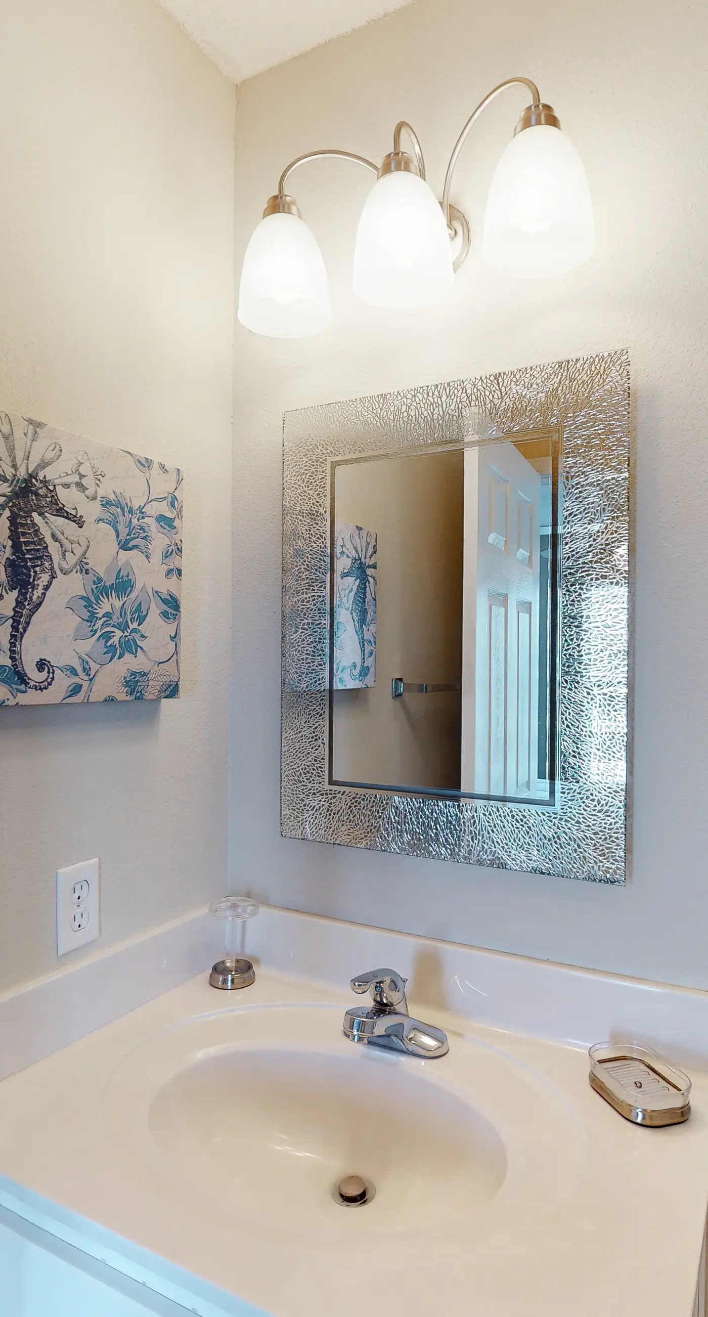 3rd Floor Spacious Condo Close To Entertainment, Shared pool, Wifi