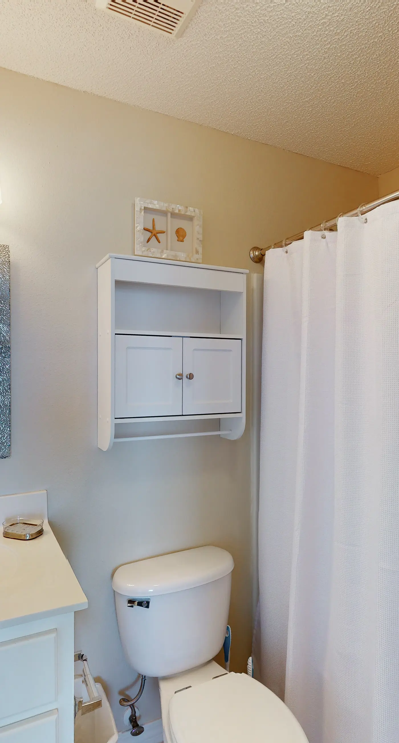 3rd Floor Spacious Condo Close To Entertainment, Shared pool, Wifi