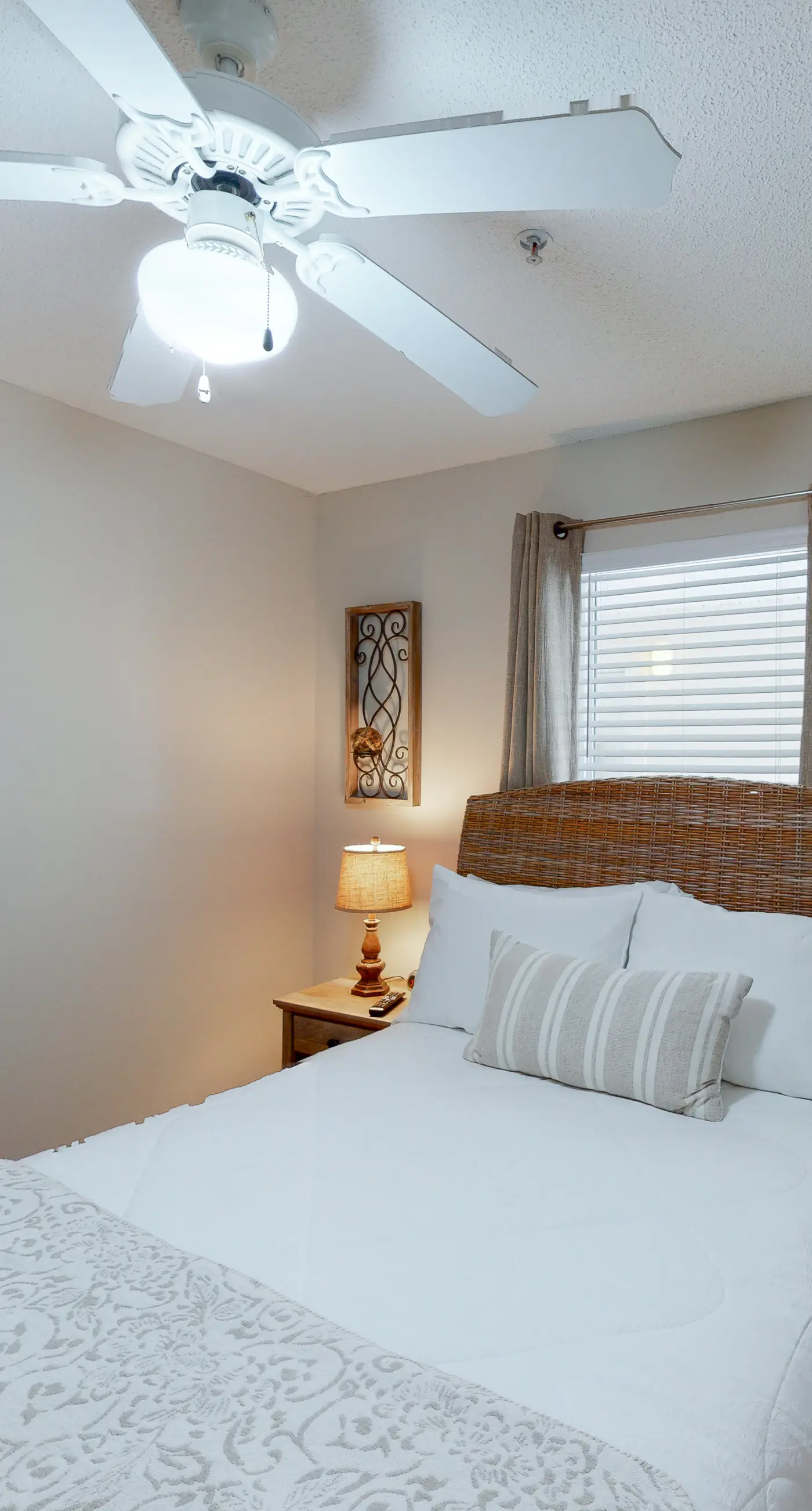 3rd Floor Spacious Condo Close To Entertainment, Shared pool, Wifi