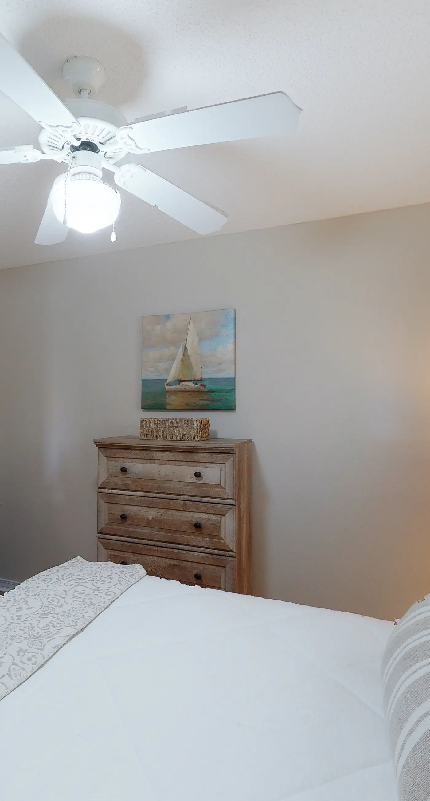 3rd Floor Spacious Condo Close To Entertainment, Shared pool, Wifi