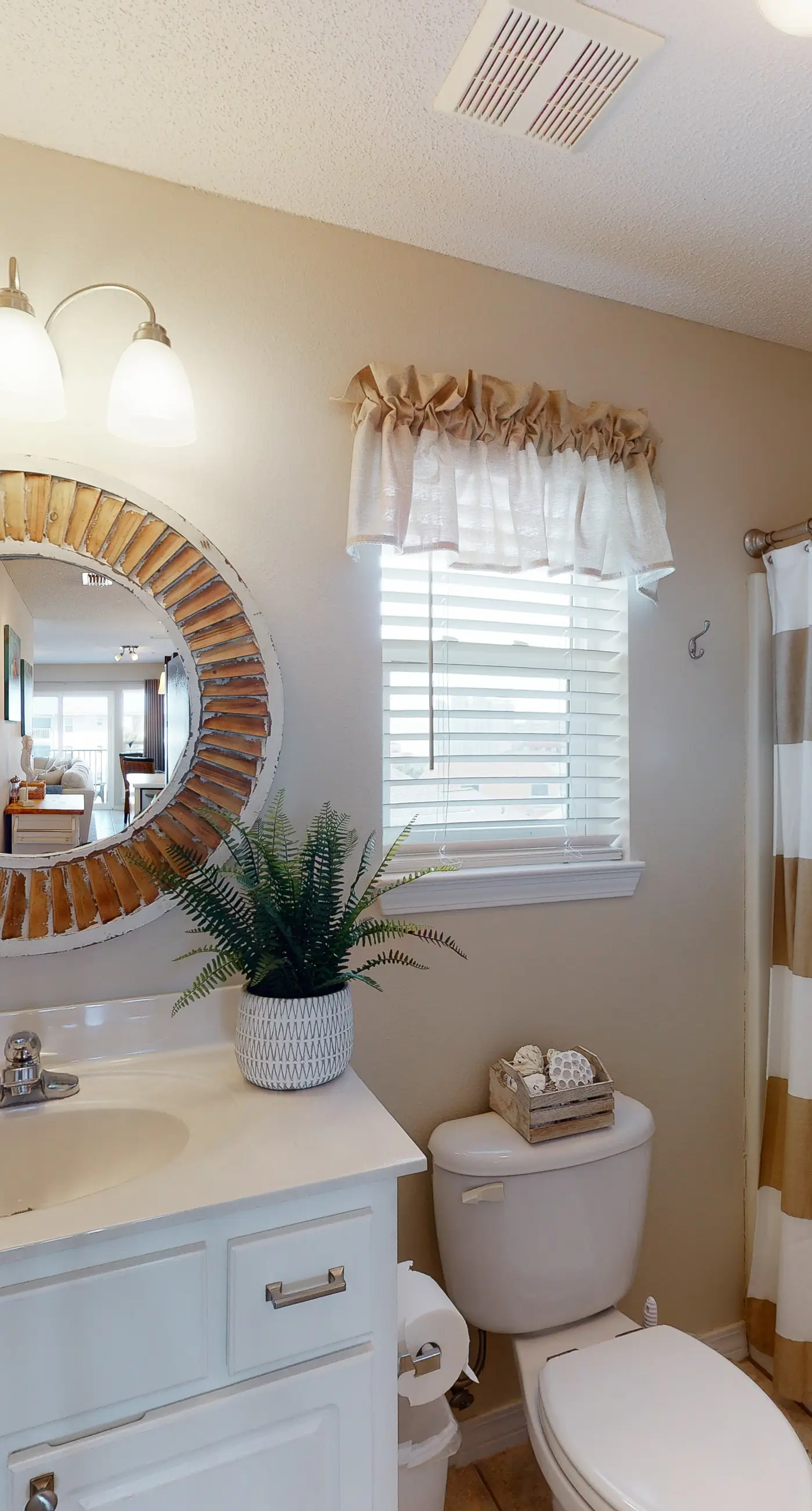 3rd Floor Spacious Condo Close To Entertainment, Shared pool, Wifi