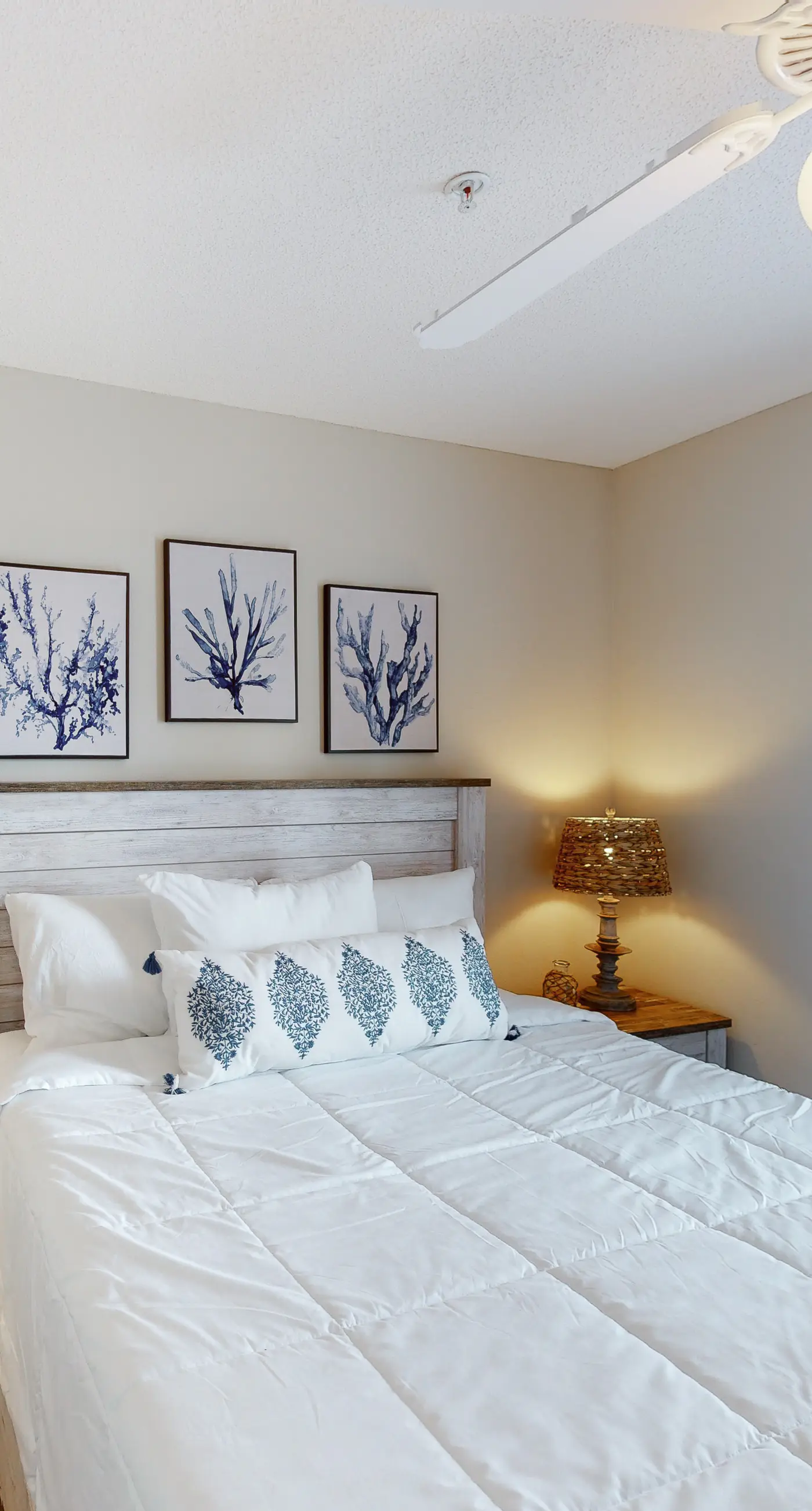 3rd Floor Spacious Condo Close To Entertainment, Shared pool, Wifi