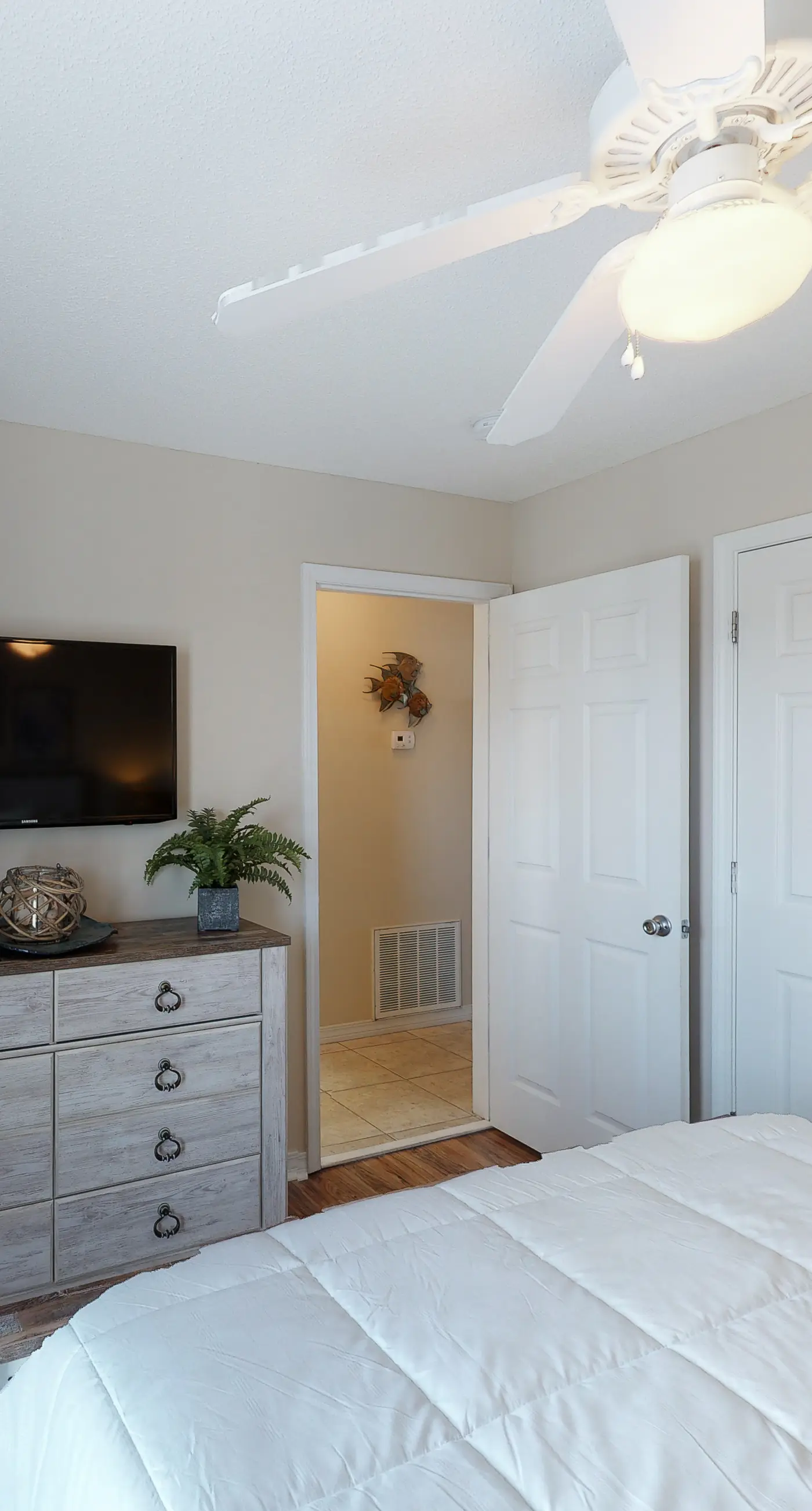 3rd Floor Spacious Condo Close To Entertainment, Shared pool, Wifi