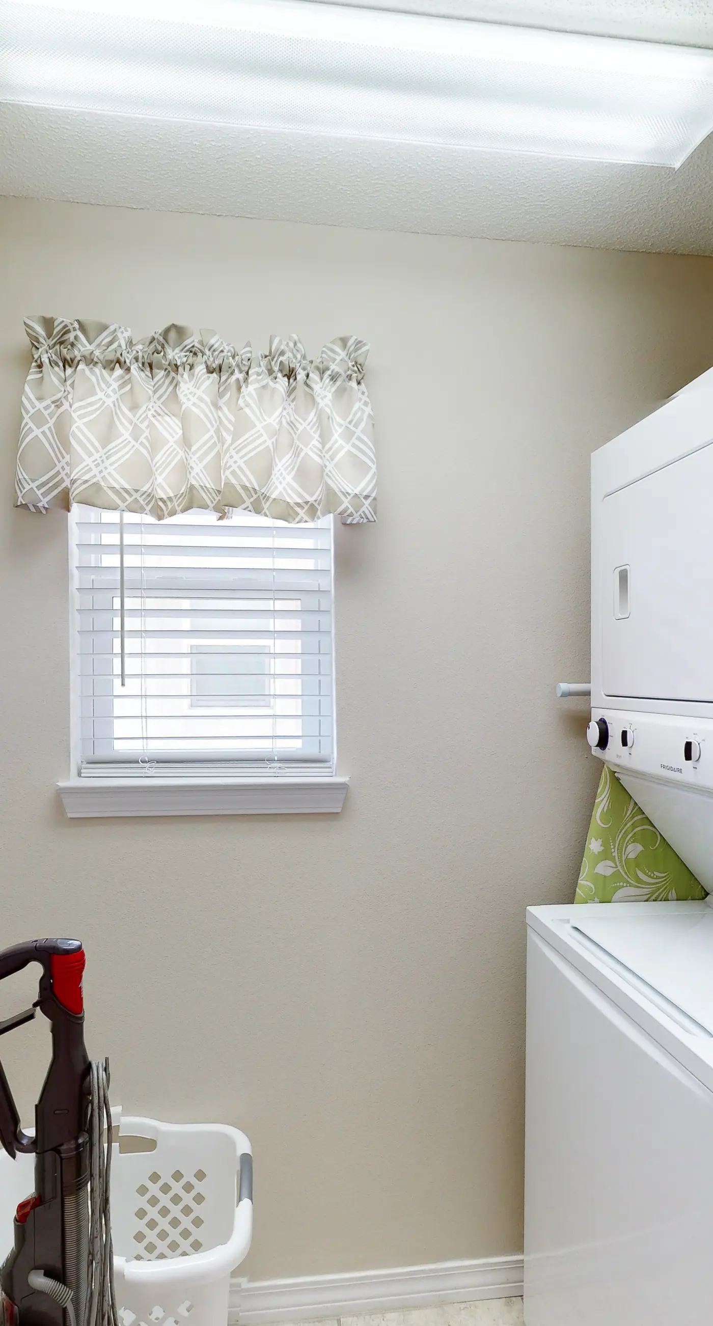 3rd Floor Spacious Condo Close To Entertainment, Shared pool, Wifi