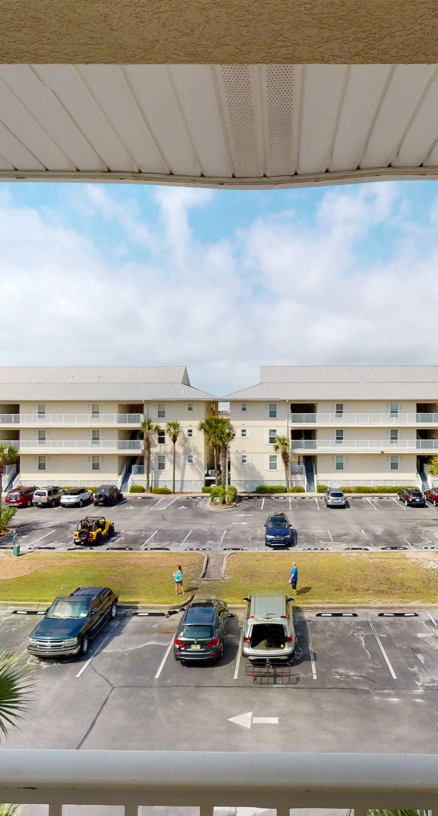 3rd Floor Spacious Condo Close To Entertainment, Shared pool, Wifi