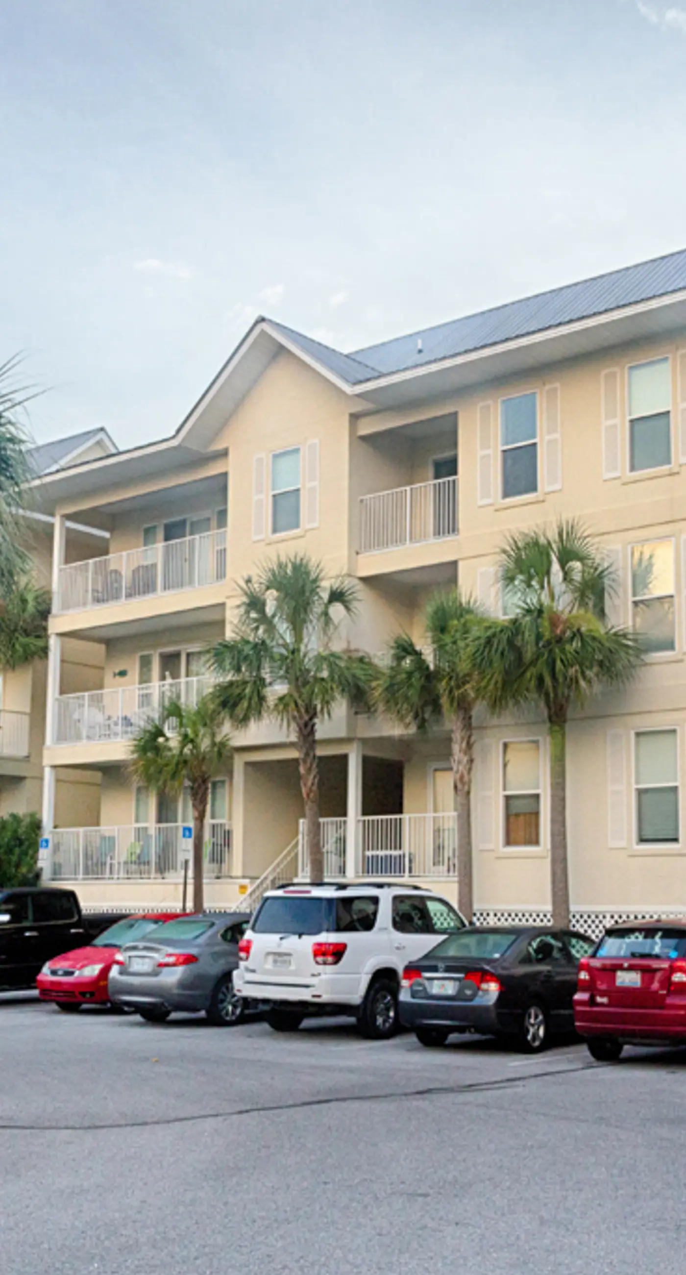 3rd Floor Spacious Condo Close To Entertainment, Shared pool, Wifi