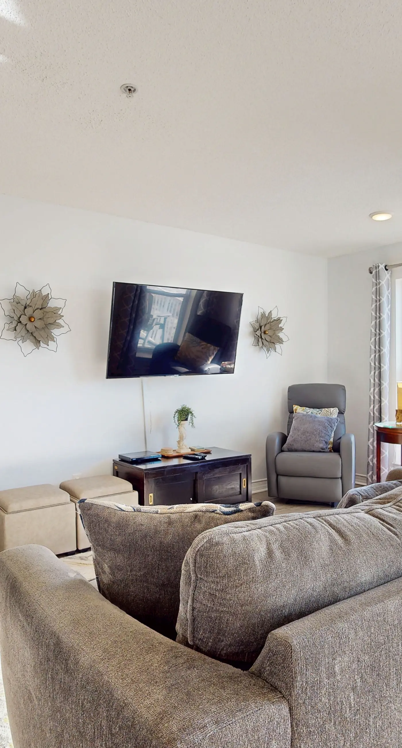 Condo only steps from the beach with Complimentary Beach Service