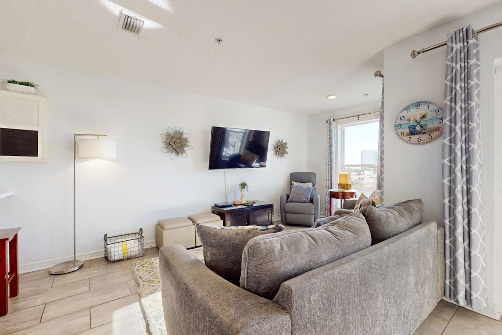 Condo only steps from the beach with Complimentary Beach Service