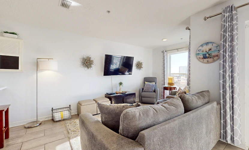 Condo only steps from the beach with Complimentary Beach Service