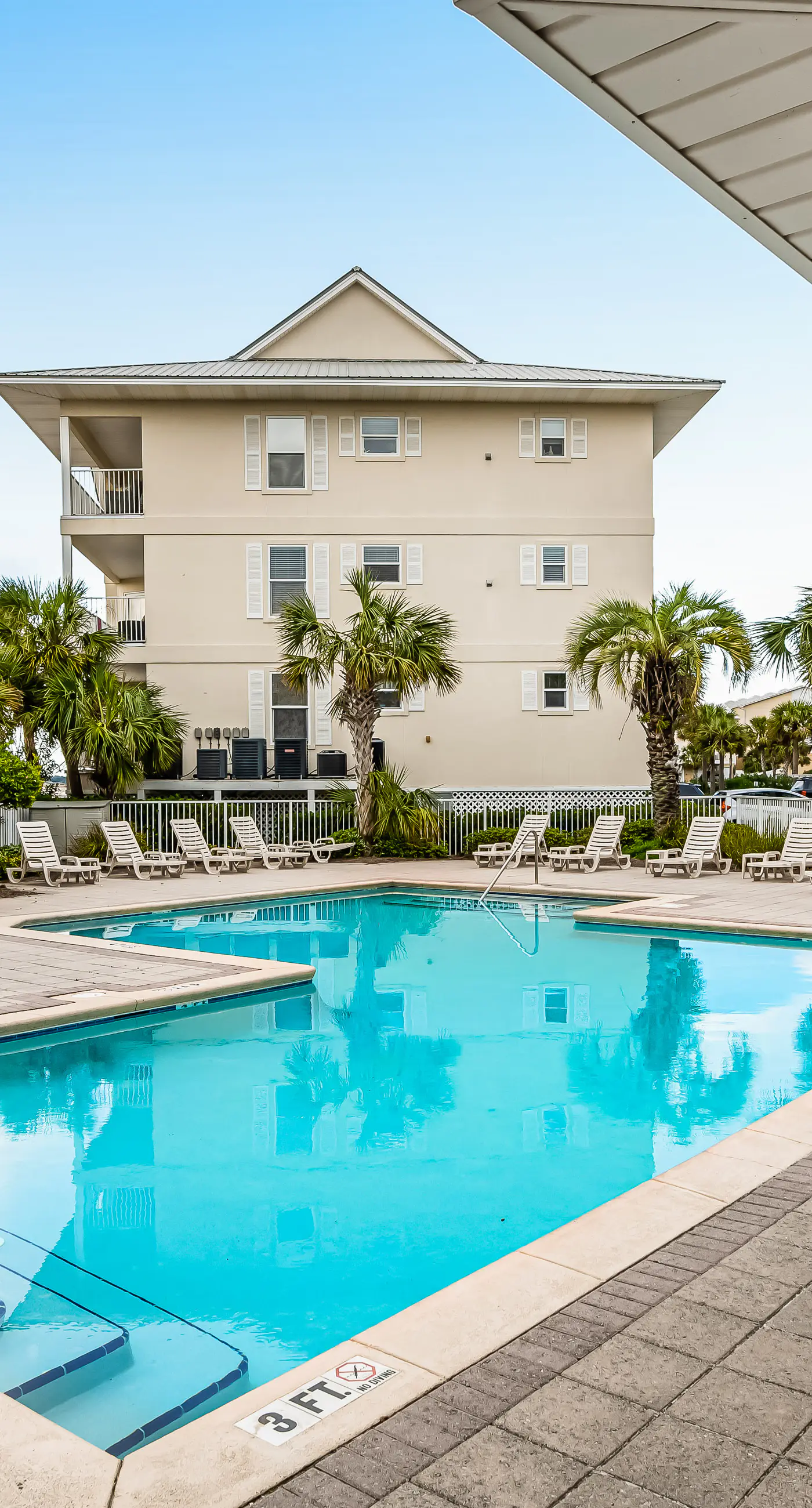 Condo only steps from the beach with Complimentary Beach Service