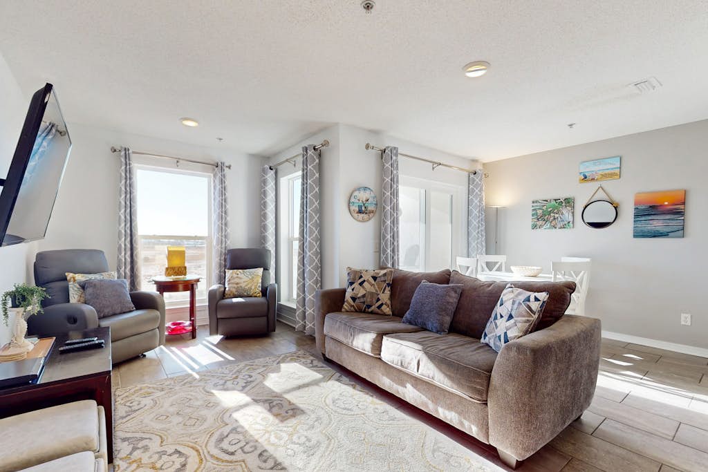 Condo only steps from the beach with Complimentary Beach Service