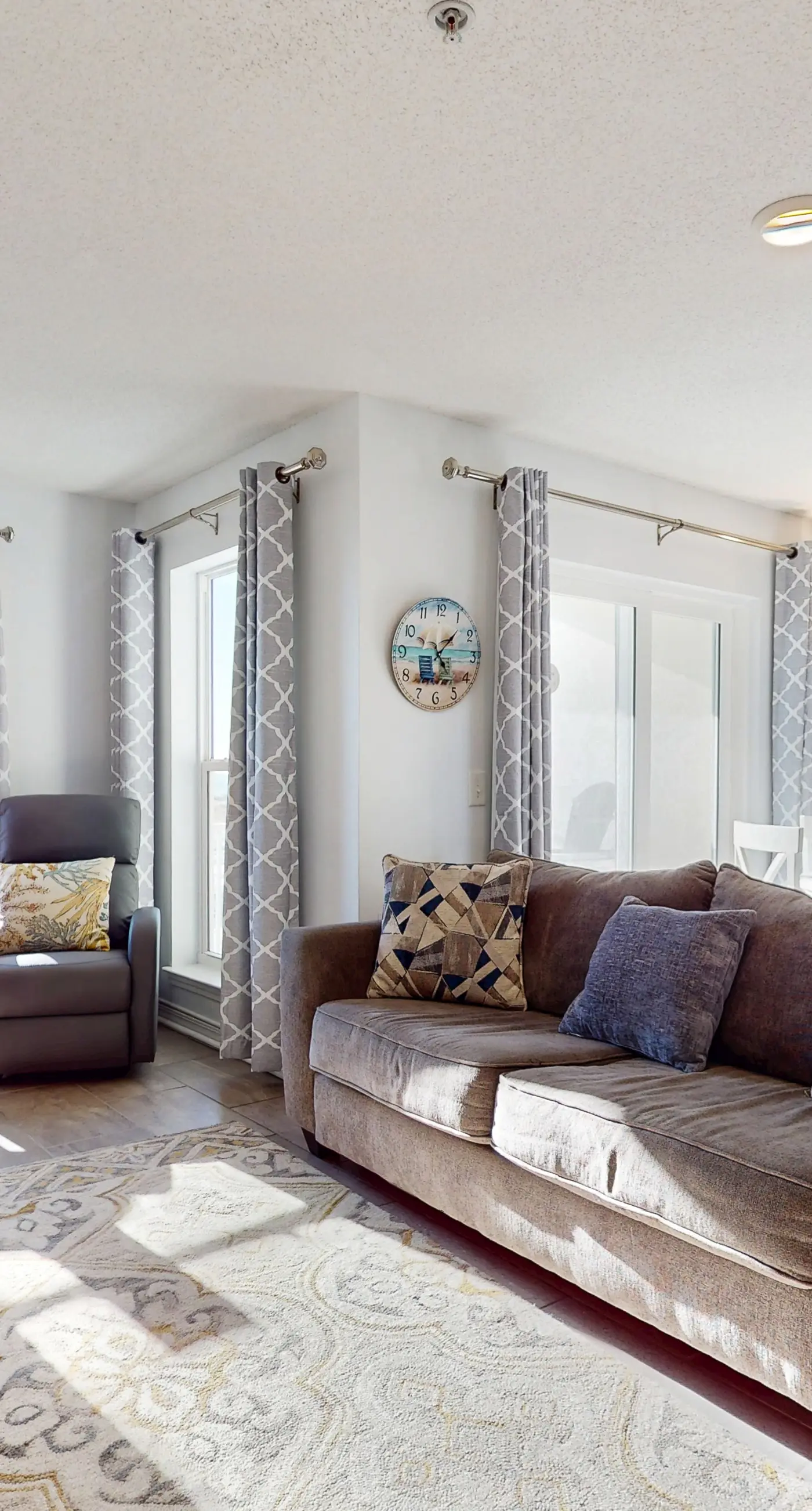 Condo only steps from the beach with Complimentary Beach Service