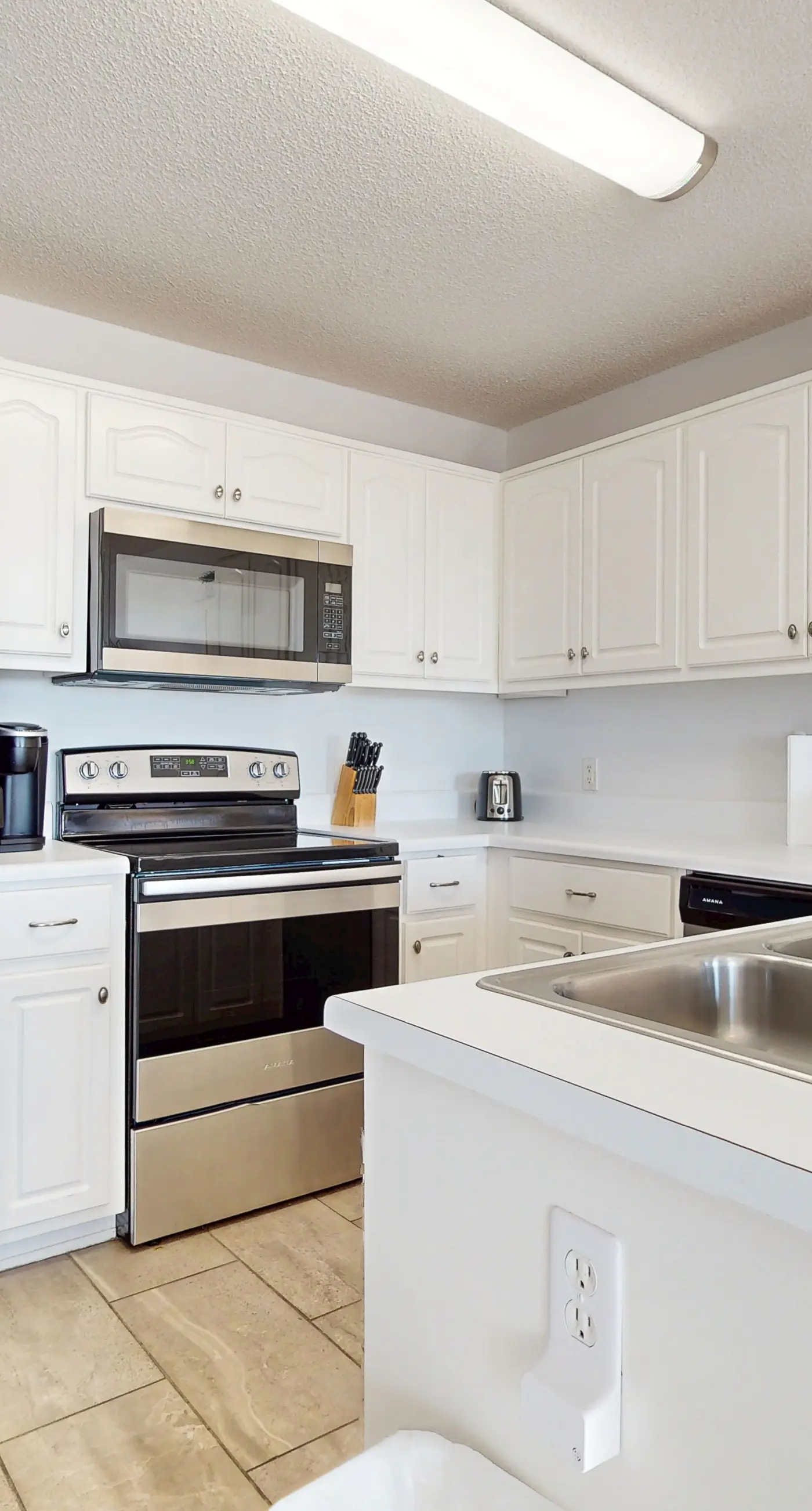 Condo only steps from the beach with Complimentary Beach Service