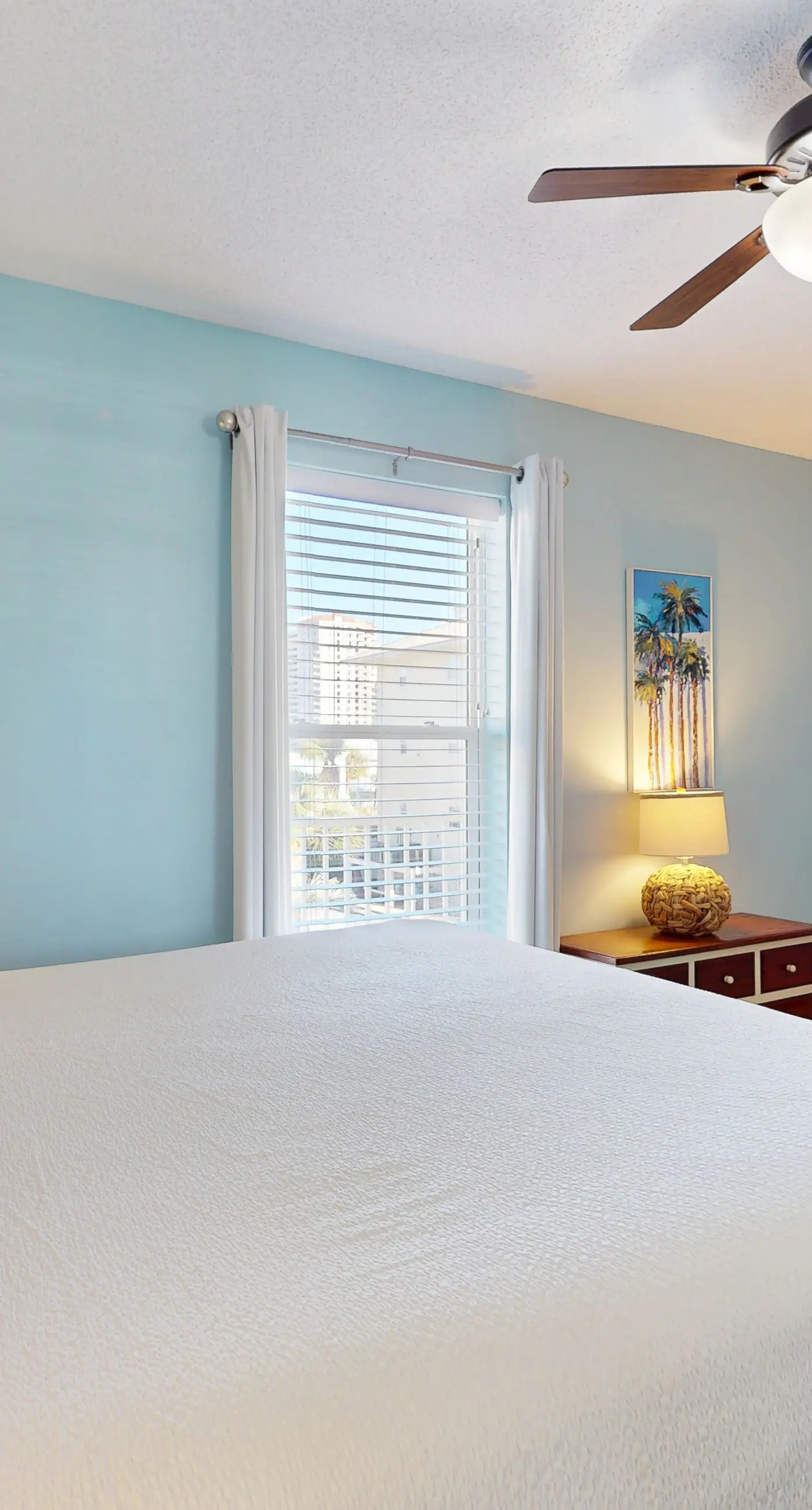 Condo only steps from the beach with Complimentary Beach Service