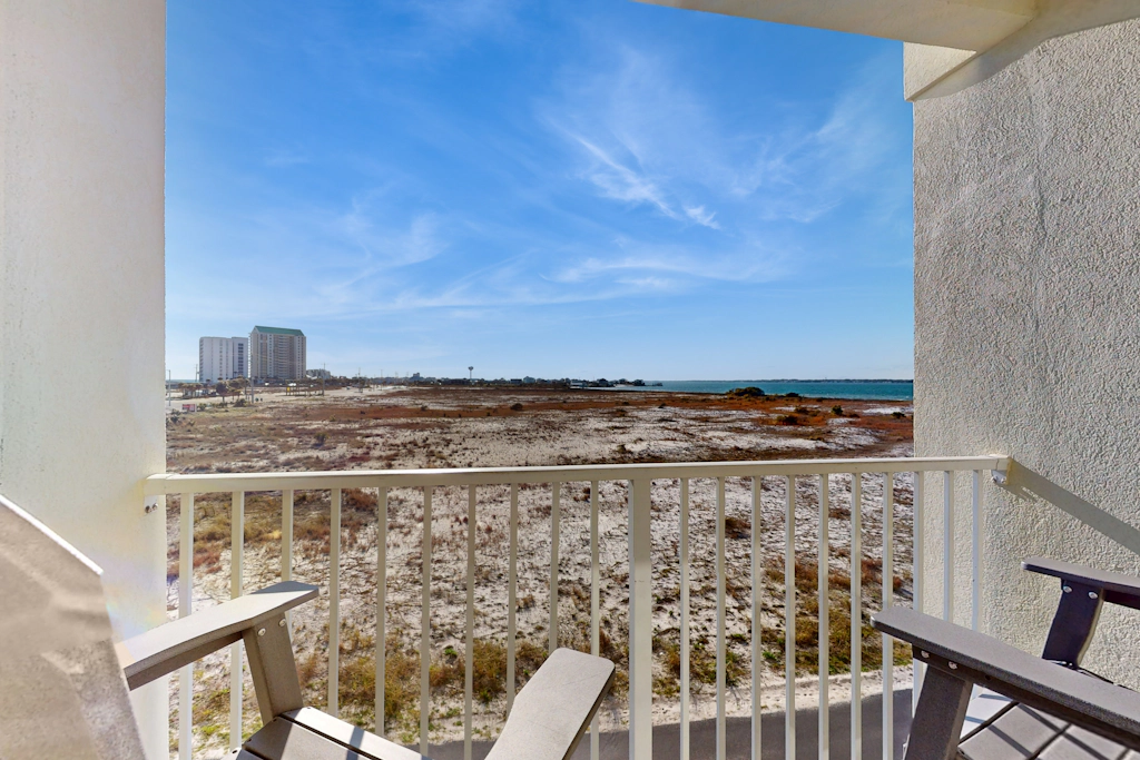 Condo only steps from the beach with Complimentary Beach Service