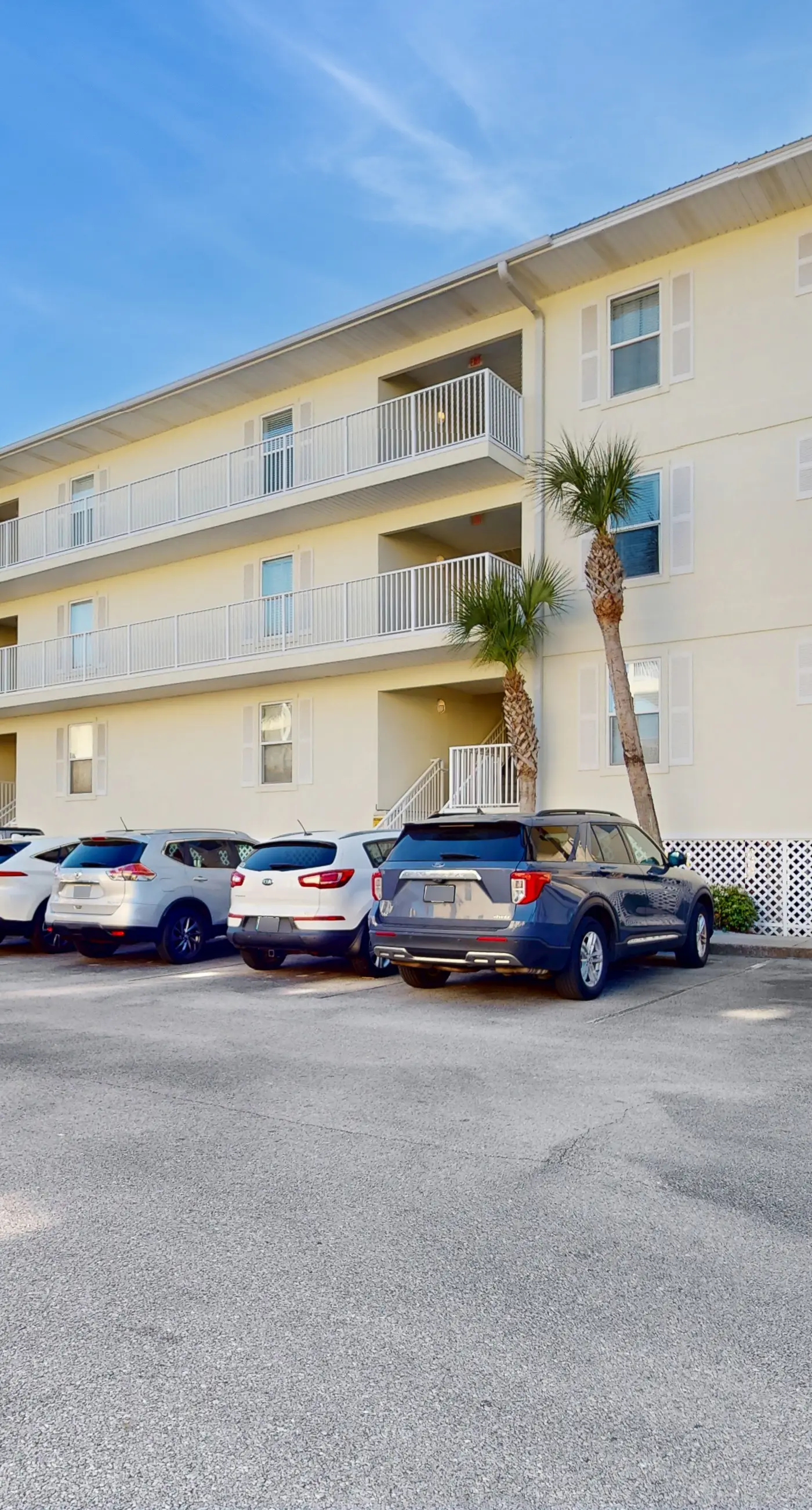 Condo only steps from the beach with Complimentary Beach Service