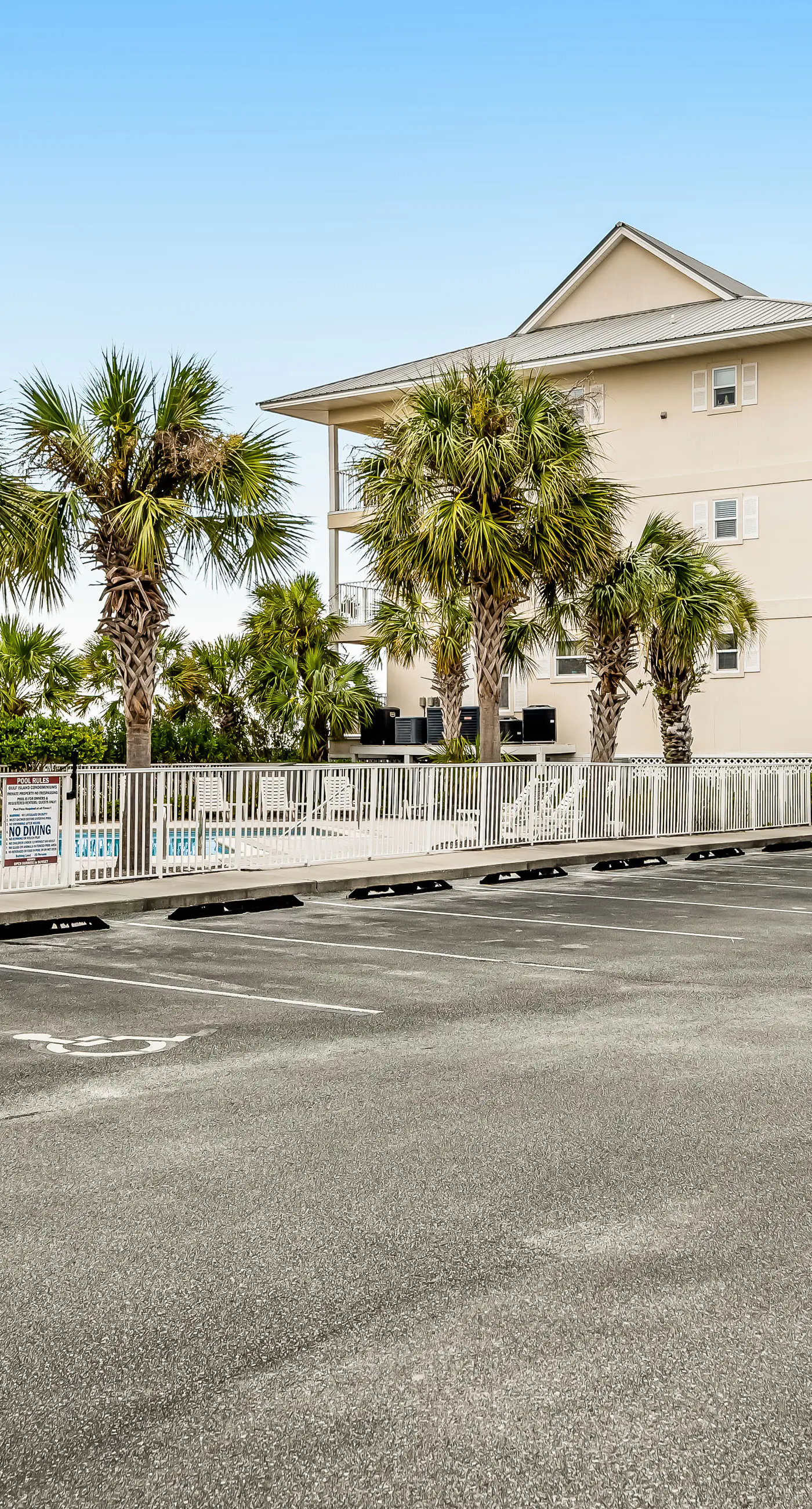 Condo only steps from the beach with Complimentary Beach Service