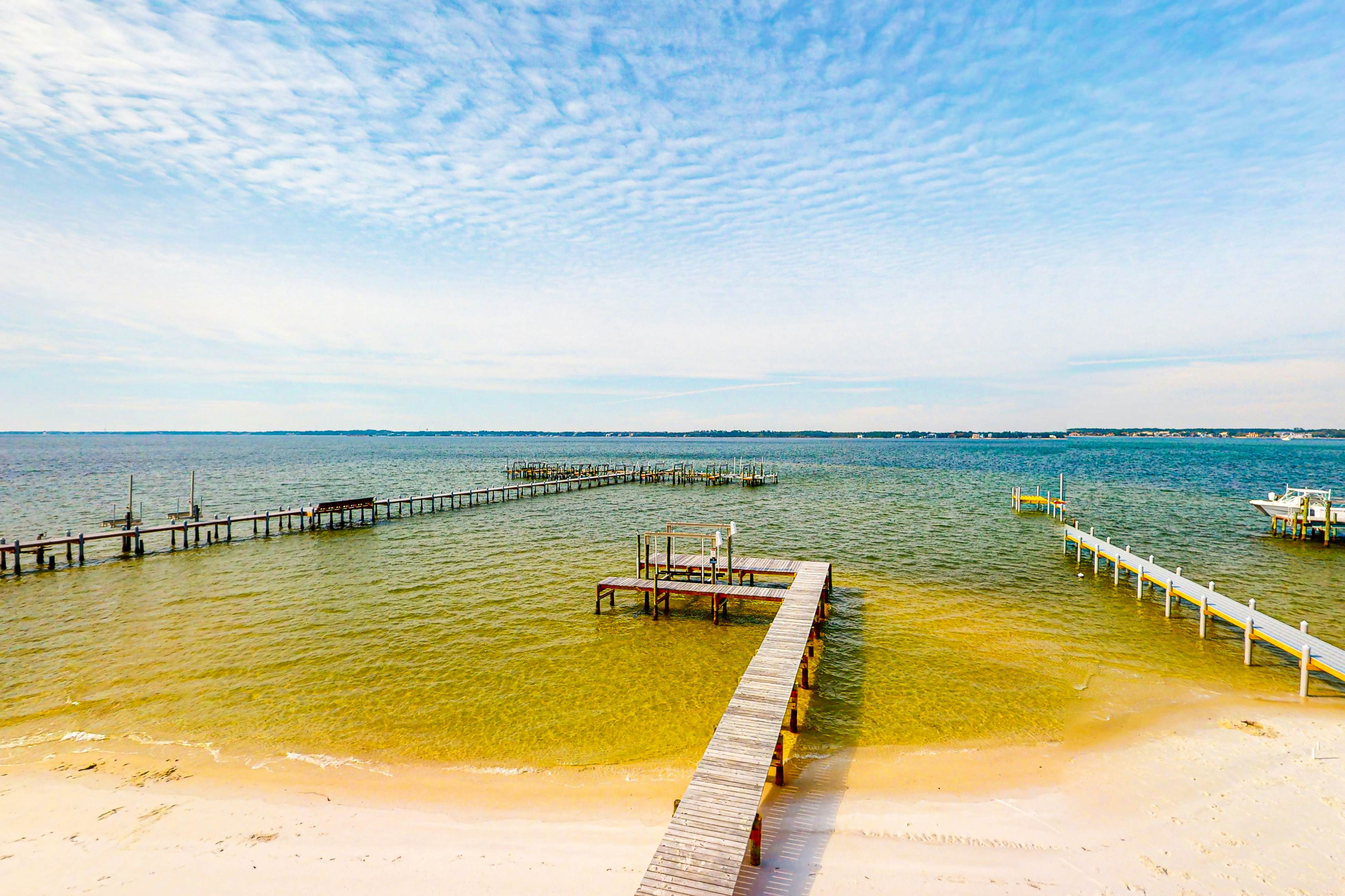 Dog-friendly home on Santa Rosa sound minutes from shopping & dining w/WiFi