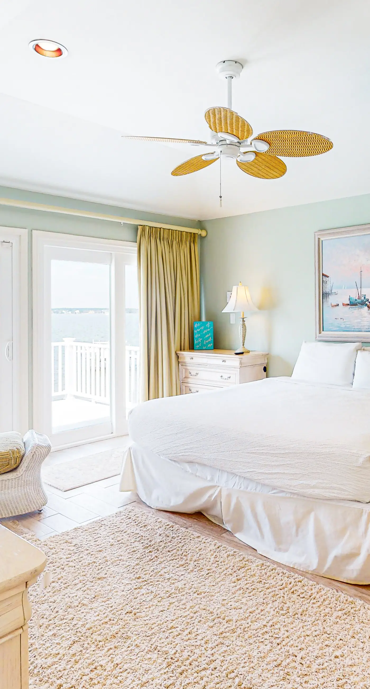 Dog-friendly home on Santa Rosa sound minutes from shopping & dining w/WiFi