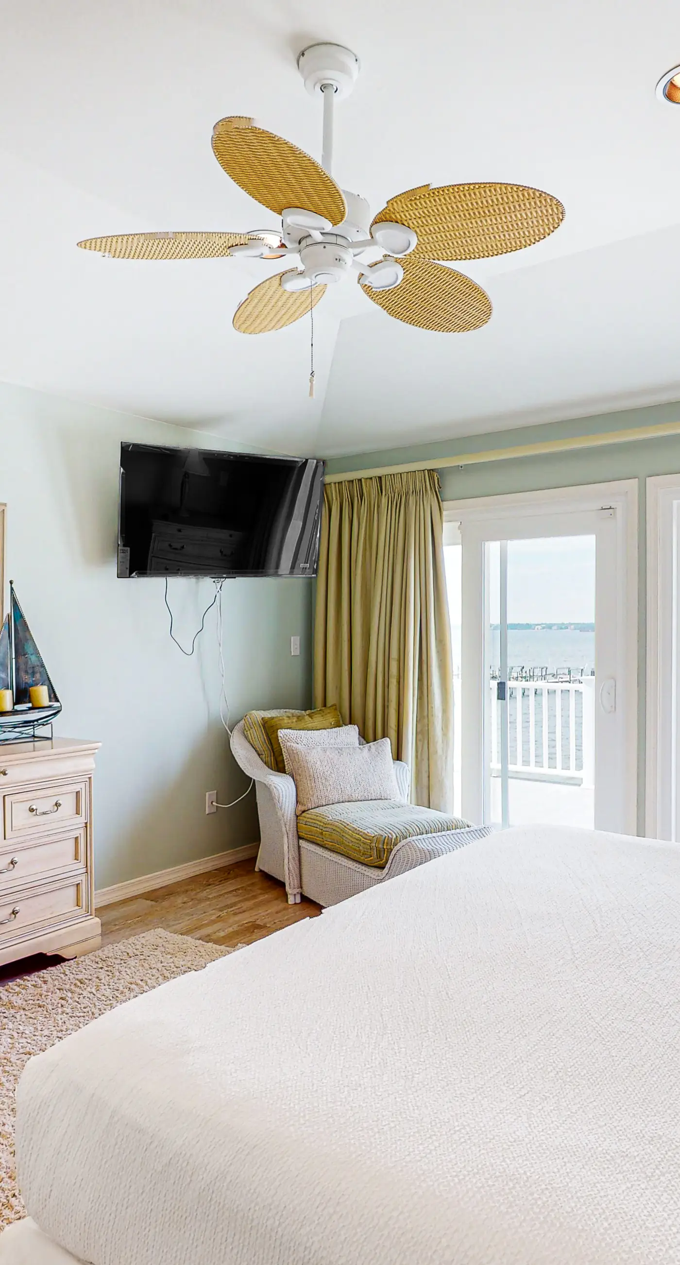 Dog-friendly home on Santa Rosa sound minutes from shopping & dining w/WiFi