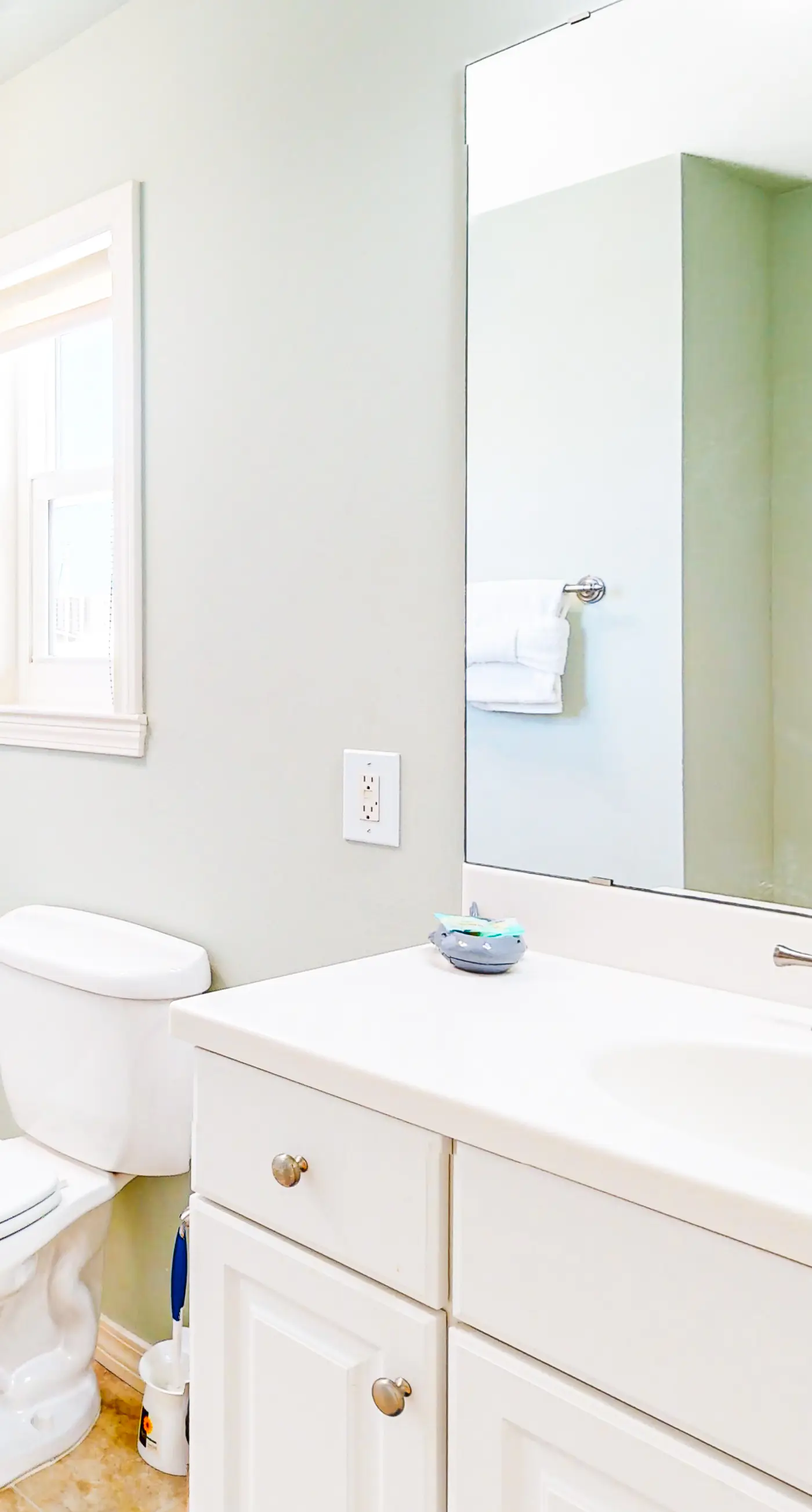 Dog-friendly home on Santa Rosa sound minutes from shopping & dining w/WiFi