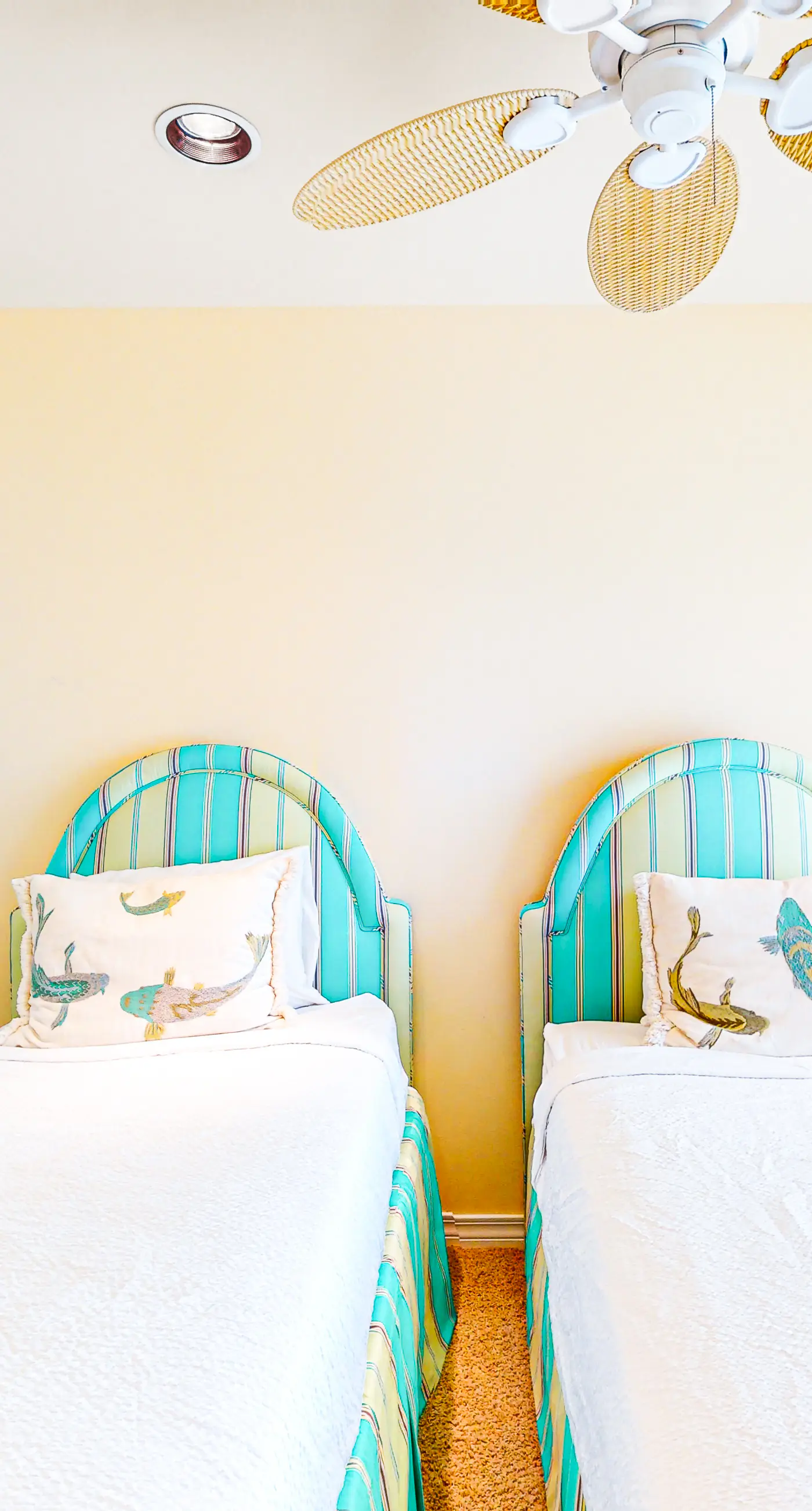 Dog-friendly home on Santa Rosa sound minutes from shopping & dining w/WiFi