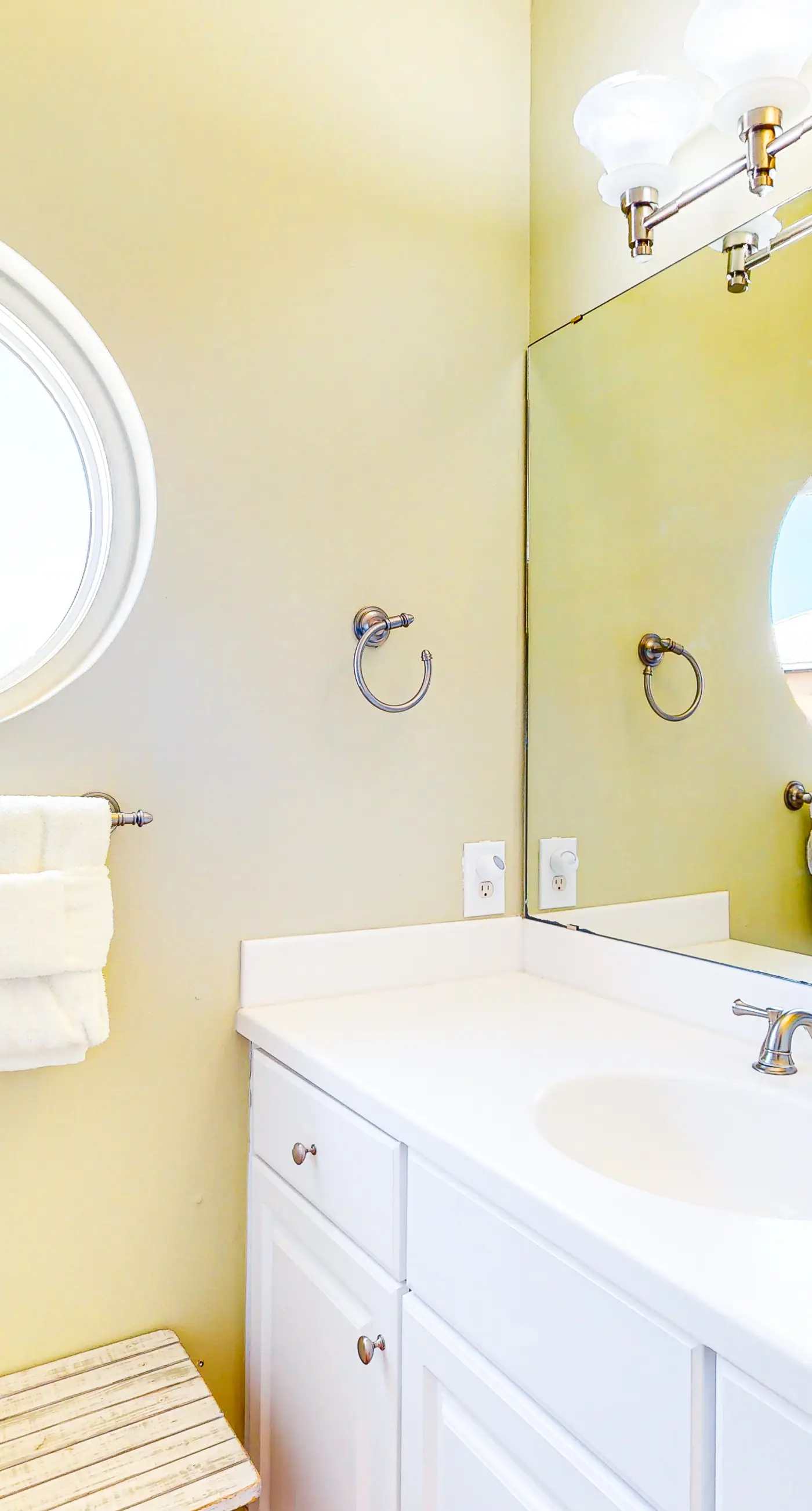 Dog-friendly home on Santa Rosa sound minutes from shopping & dining w/WiFi