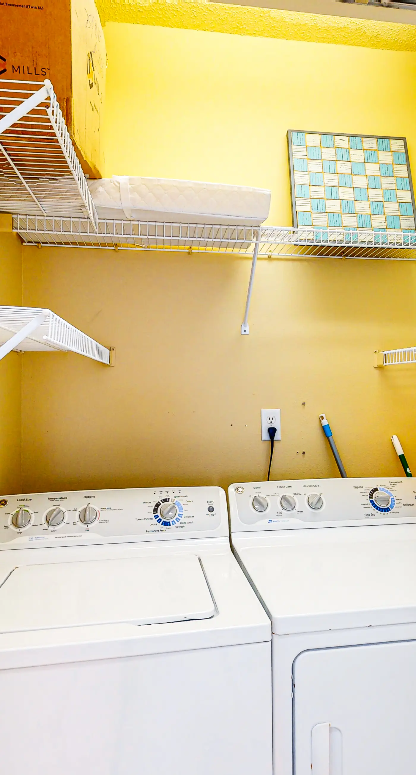 Dog-friendly home on Santa Rosa sound minutes from shopping & dining w/WiFi