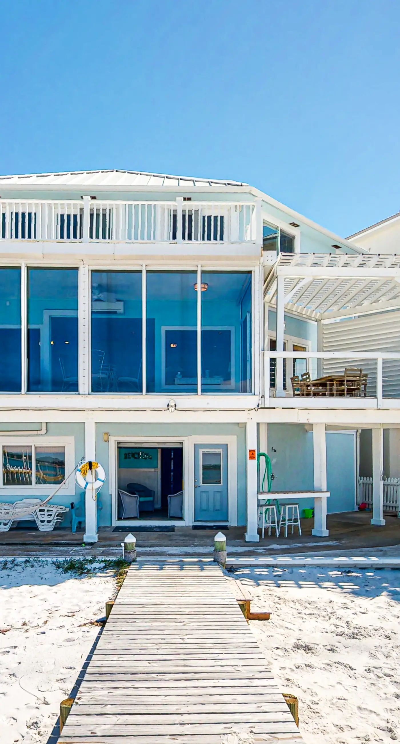 Dog-friendly home on Santa Rosa sound minutes from shopping & dining w/WiFi