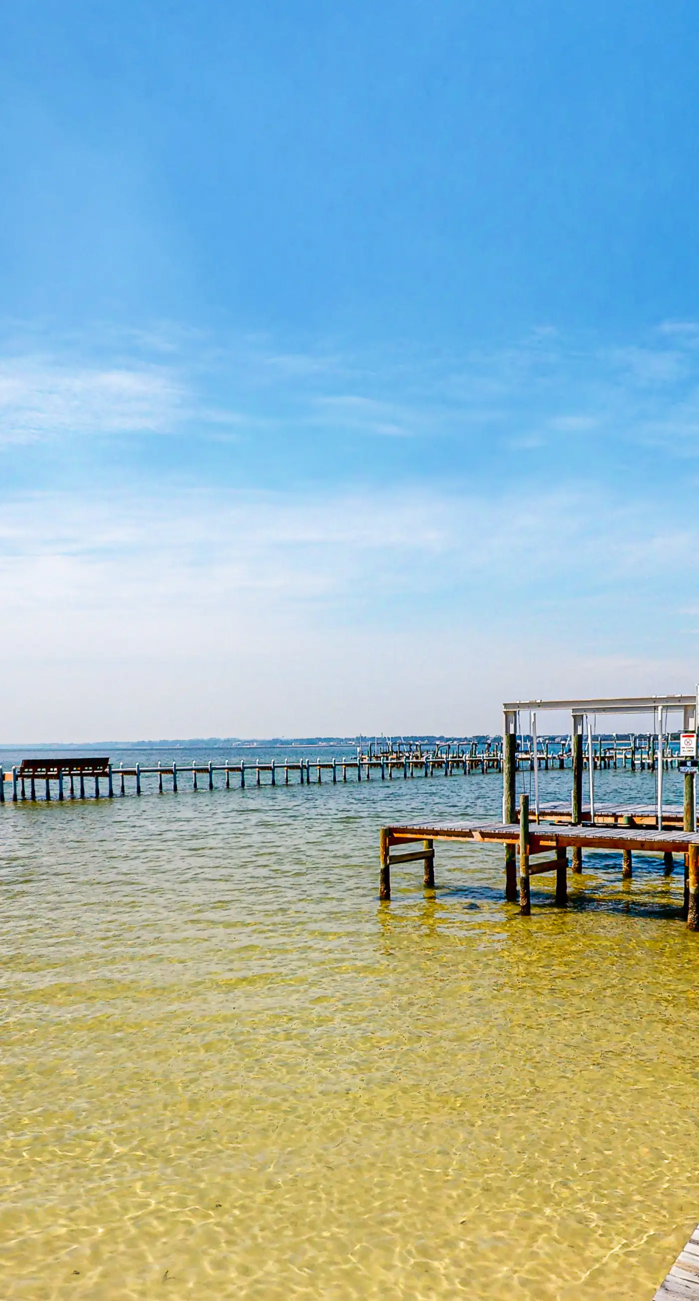 Dog-friendly home on Santa Rosa sound minutes from shopping & dining w/WiFi