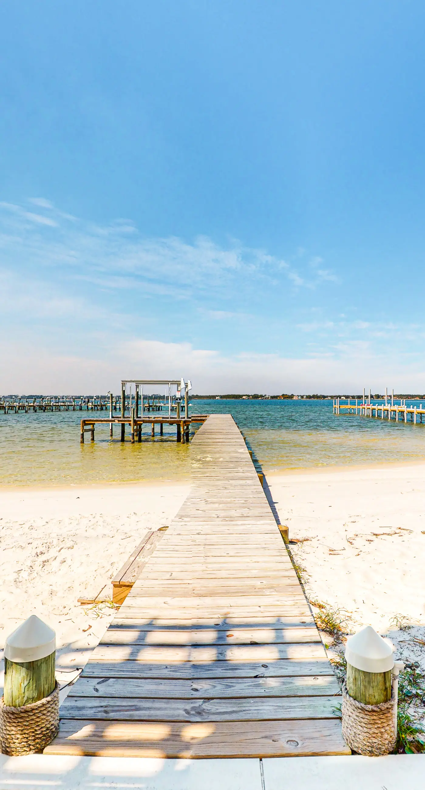 Dog-friendly home on Santa Rosa sound minutes from shopping & dining w/WiFi