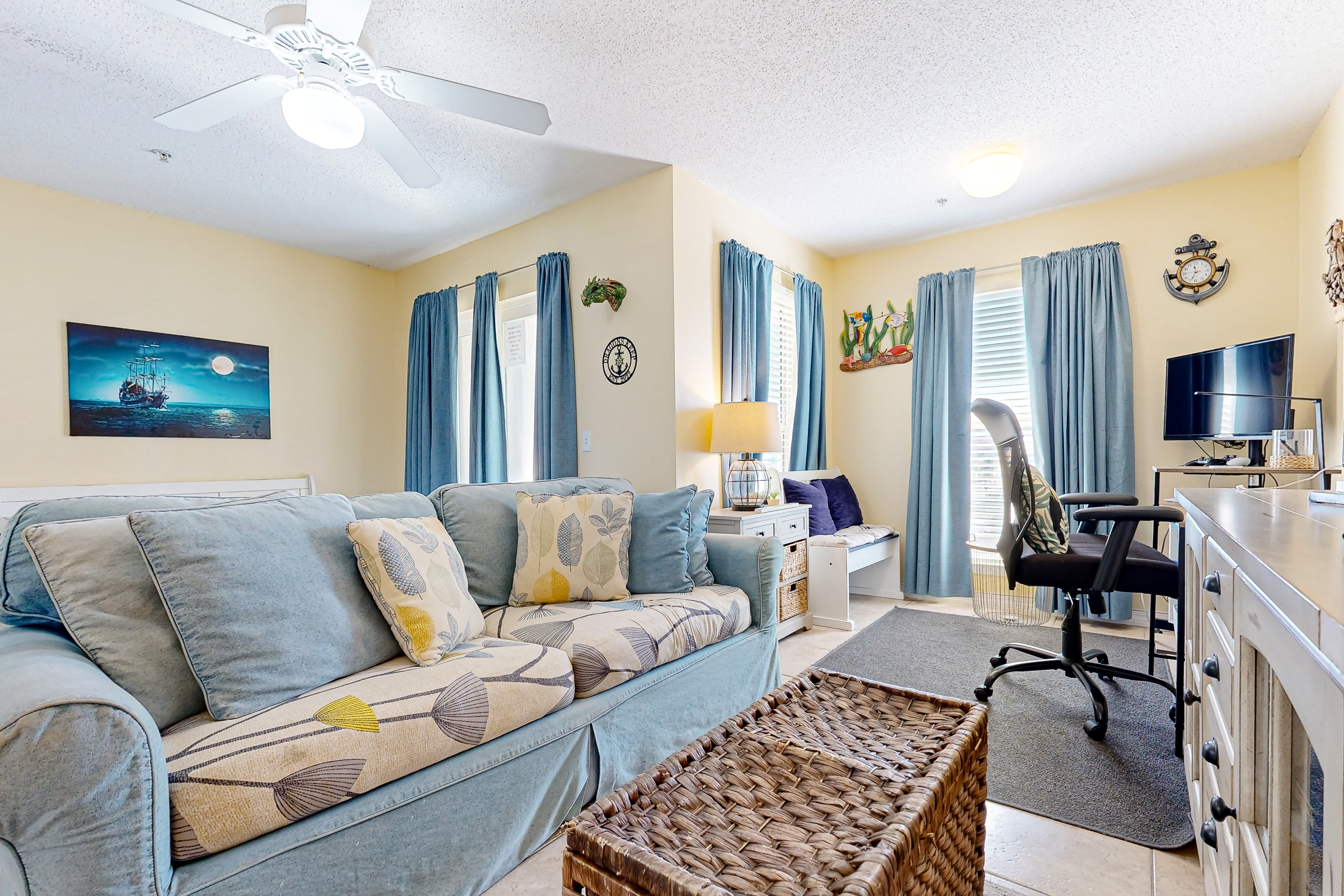 Spacious Condo with Balcony in Navarre Beach with Shared Pool