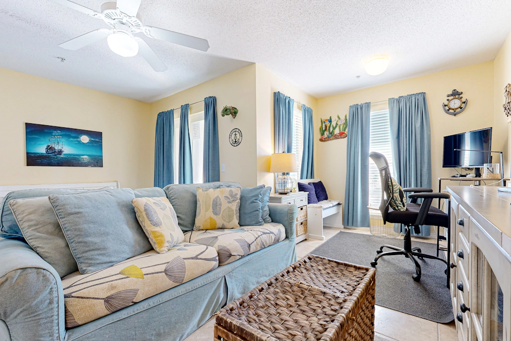 Spacious Condo with Balcony in Navarre Beach with Shared Pool