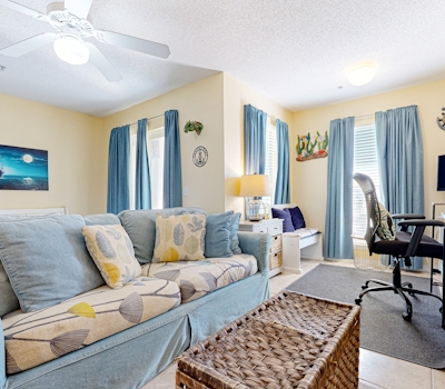 Spacious Condo with Balcony in Navarre Beach with Shared Pool
