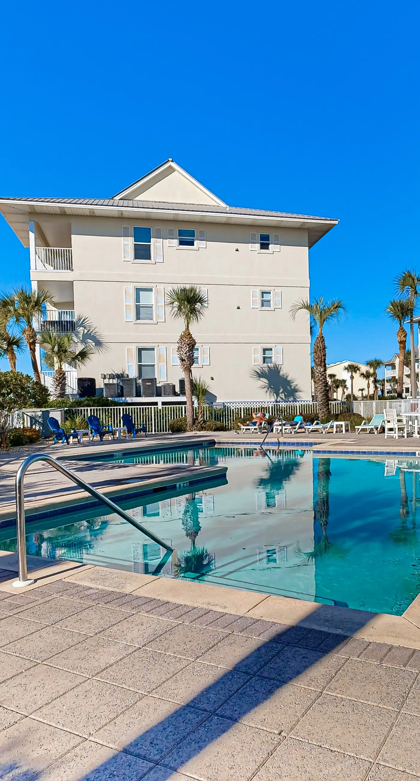 Spacious Condo with Balcony in Navarre Beach with Shared Pool