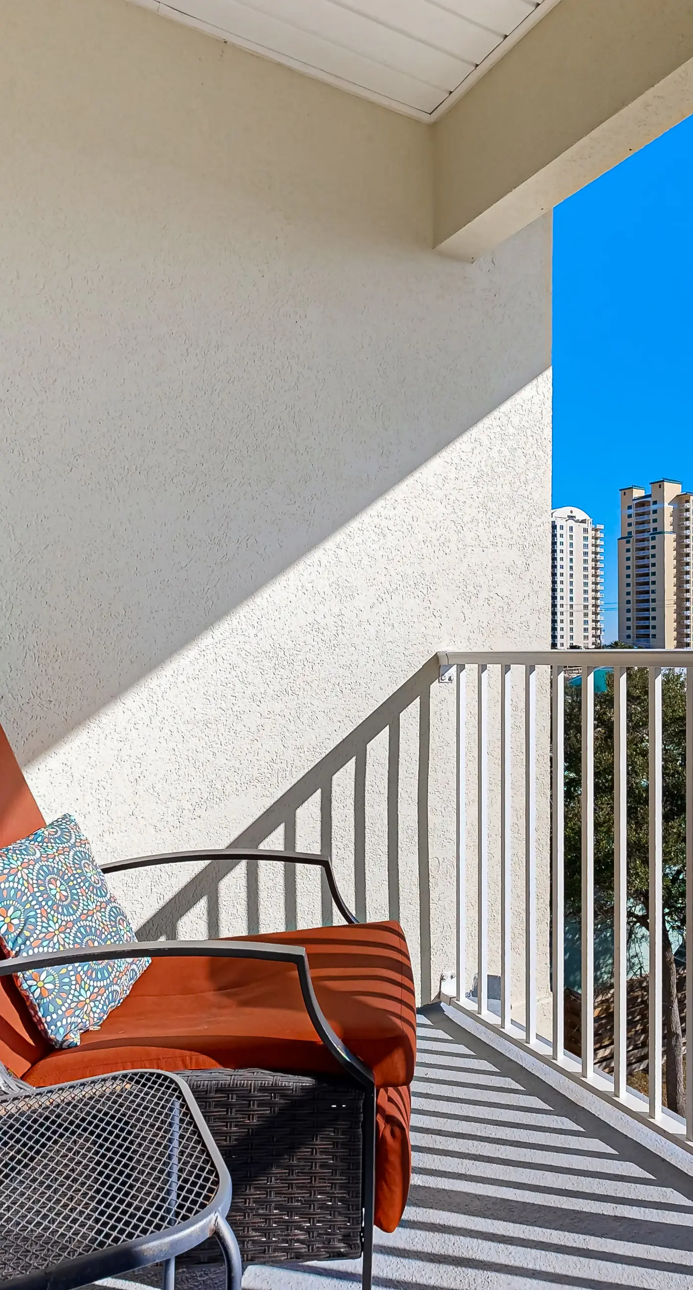 Spacious Condo with Balcony in Navarre Beach with Shared Pool