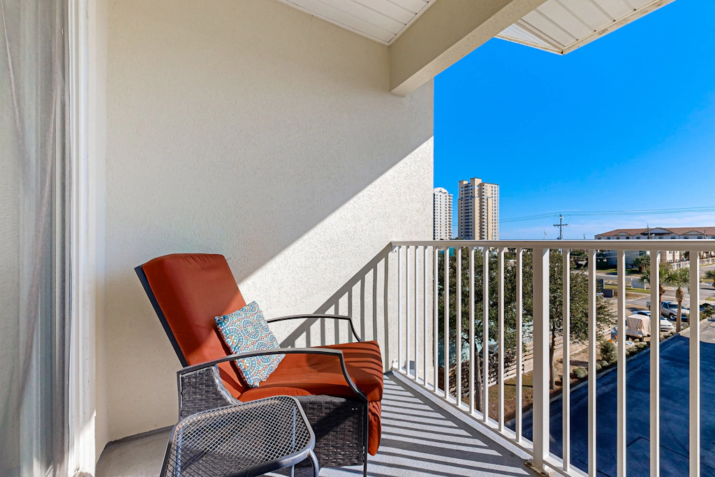 Spacious Condo with Balcony in Navarre Beach with Shared Pool