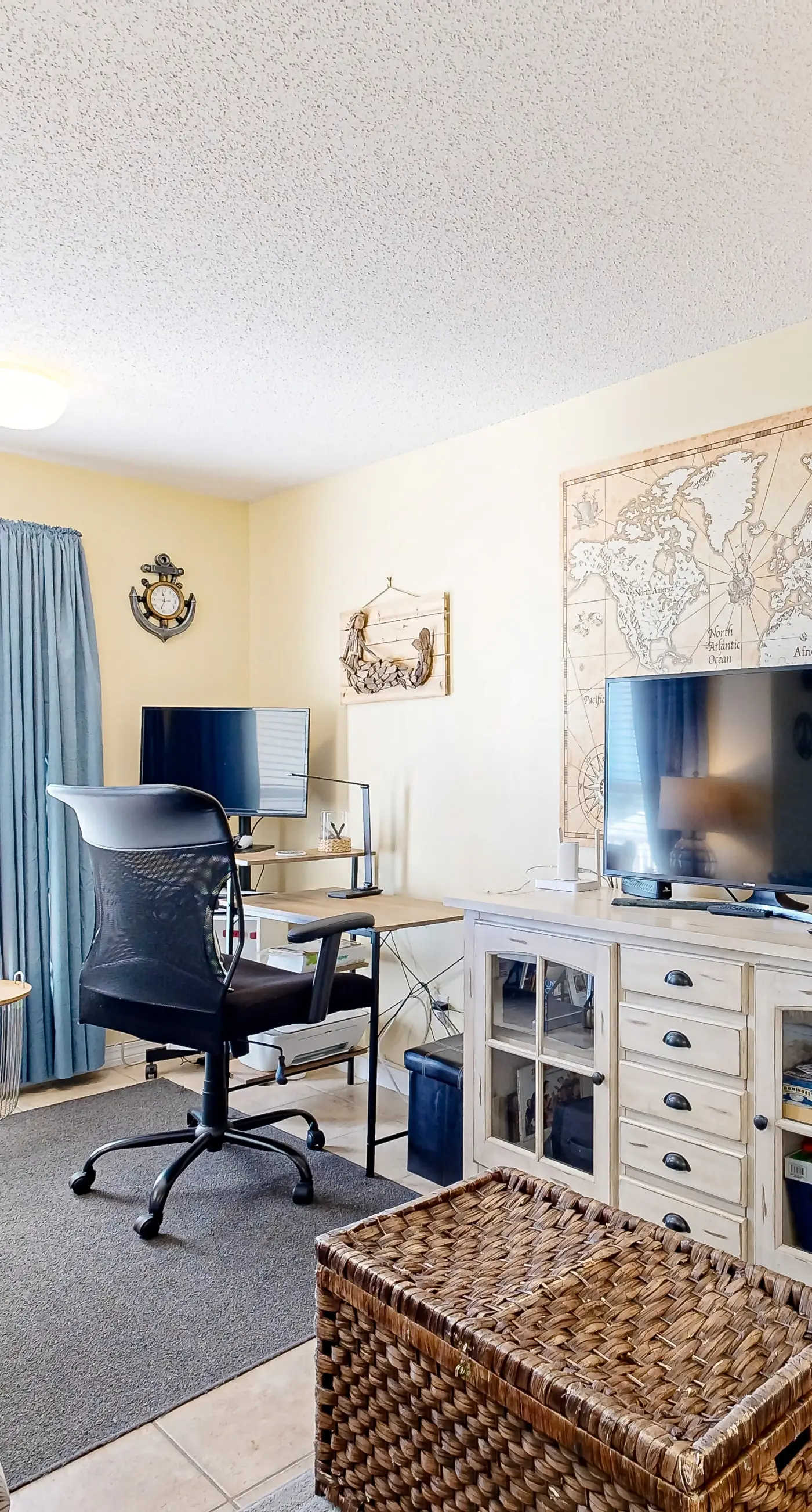 Spacious Condo with Balcony in Navarre Beach with Shared Pool