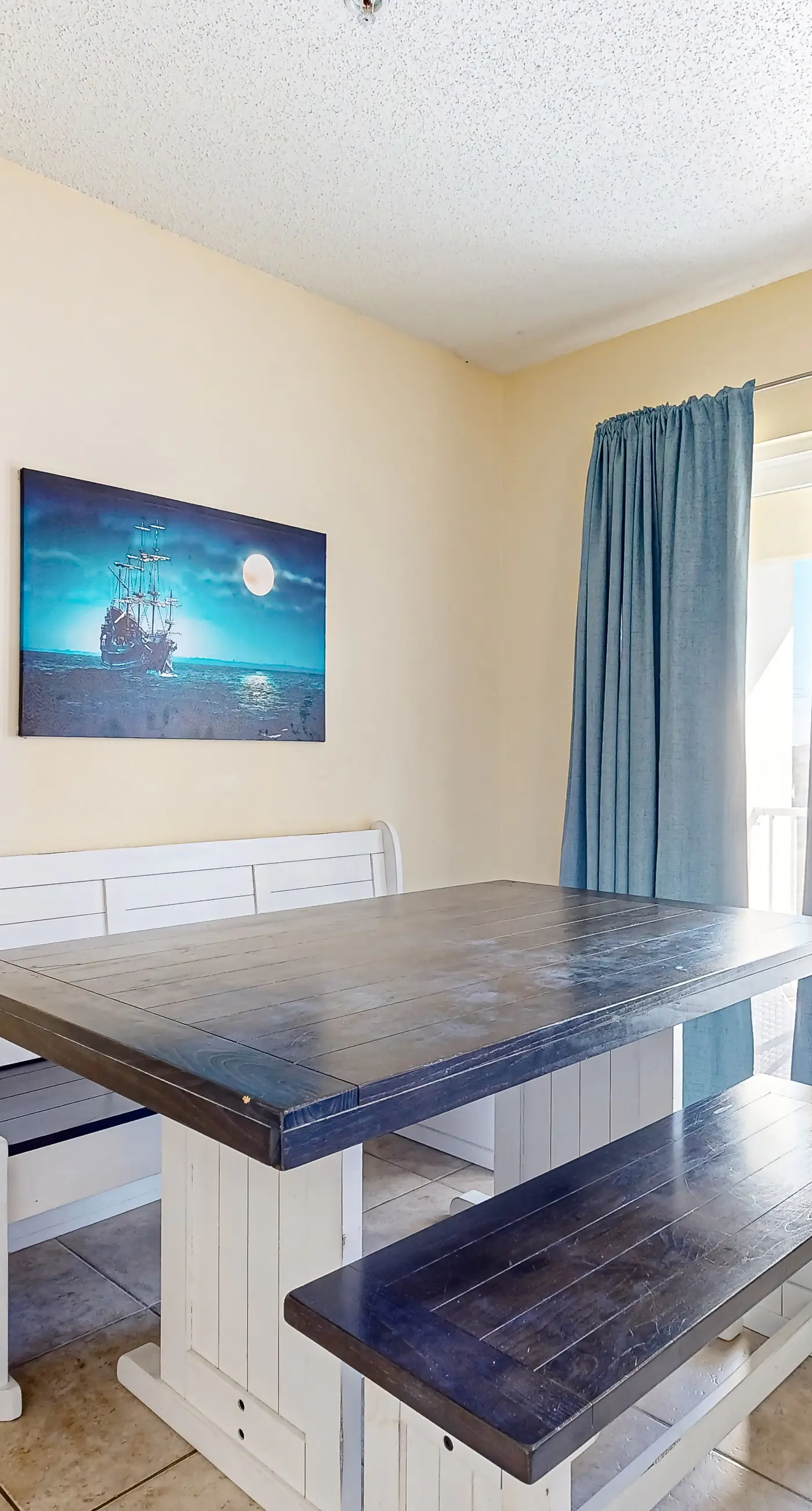 Spacious Condo with Balcony in Navarre Beach with Shared Pool