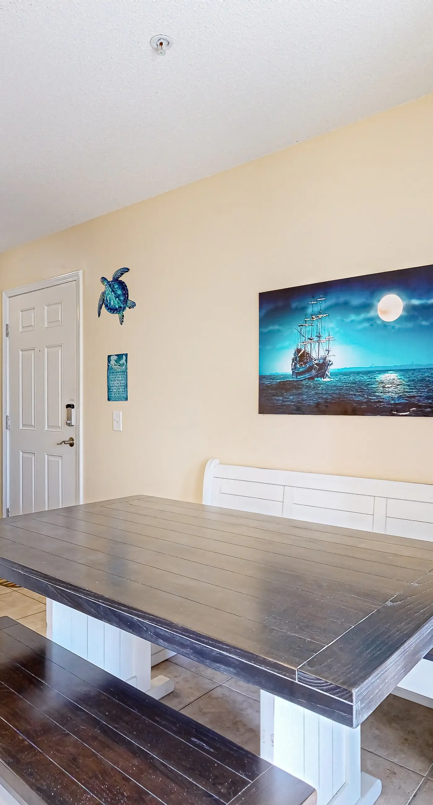 Spacious Condo with Balcony in Navarre Beach with Shared Pool