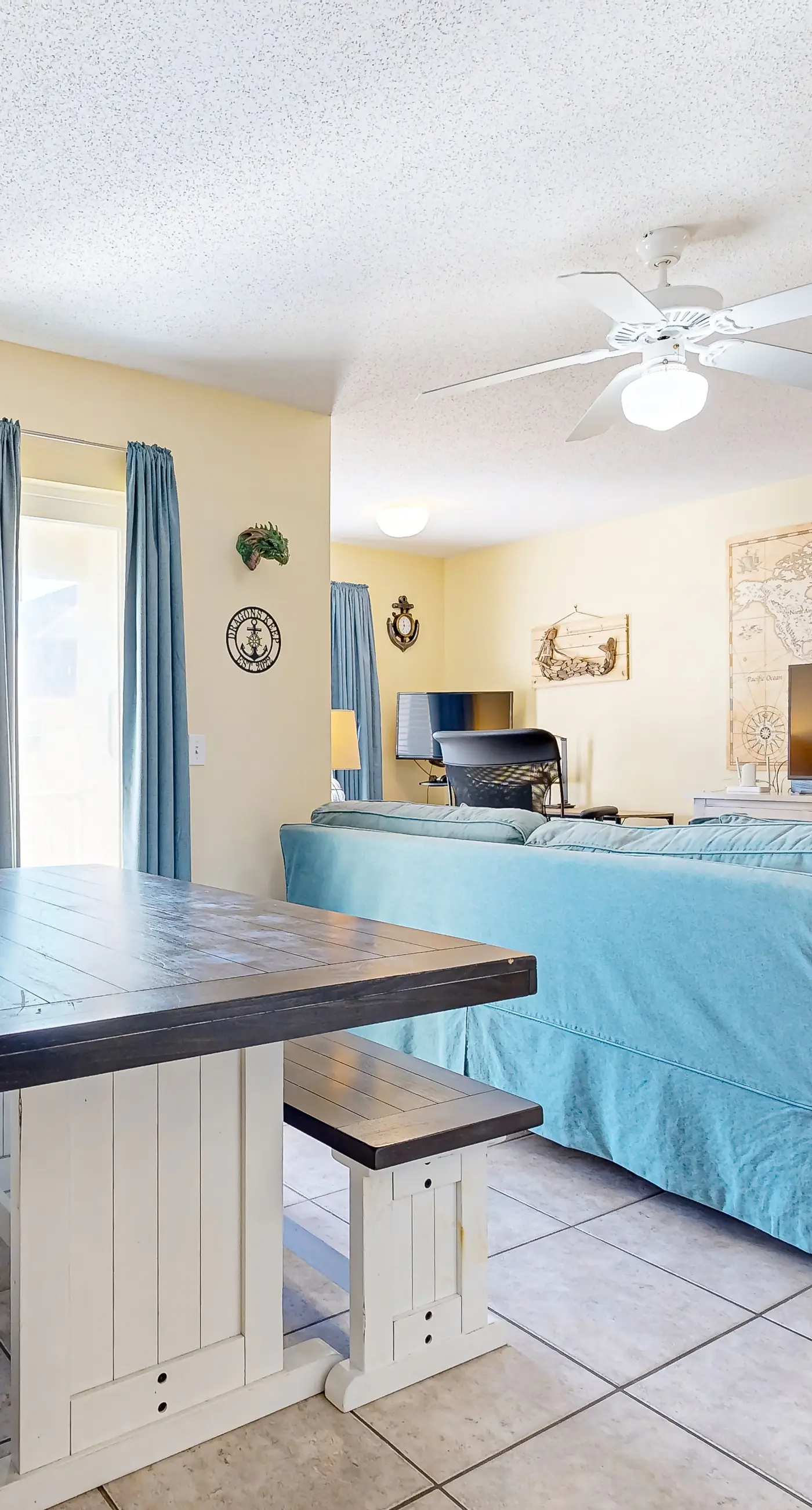 Spacious Condo with Balcony in Navarre Beach with Shared Pool