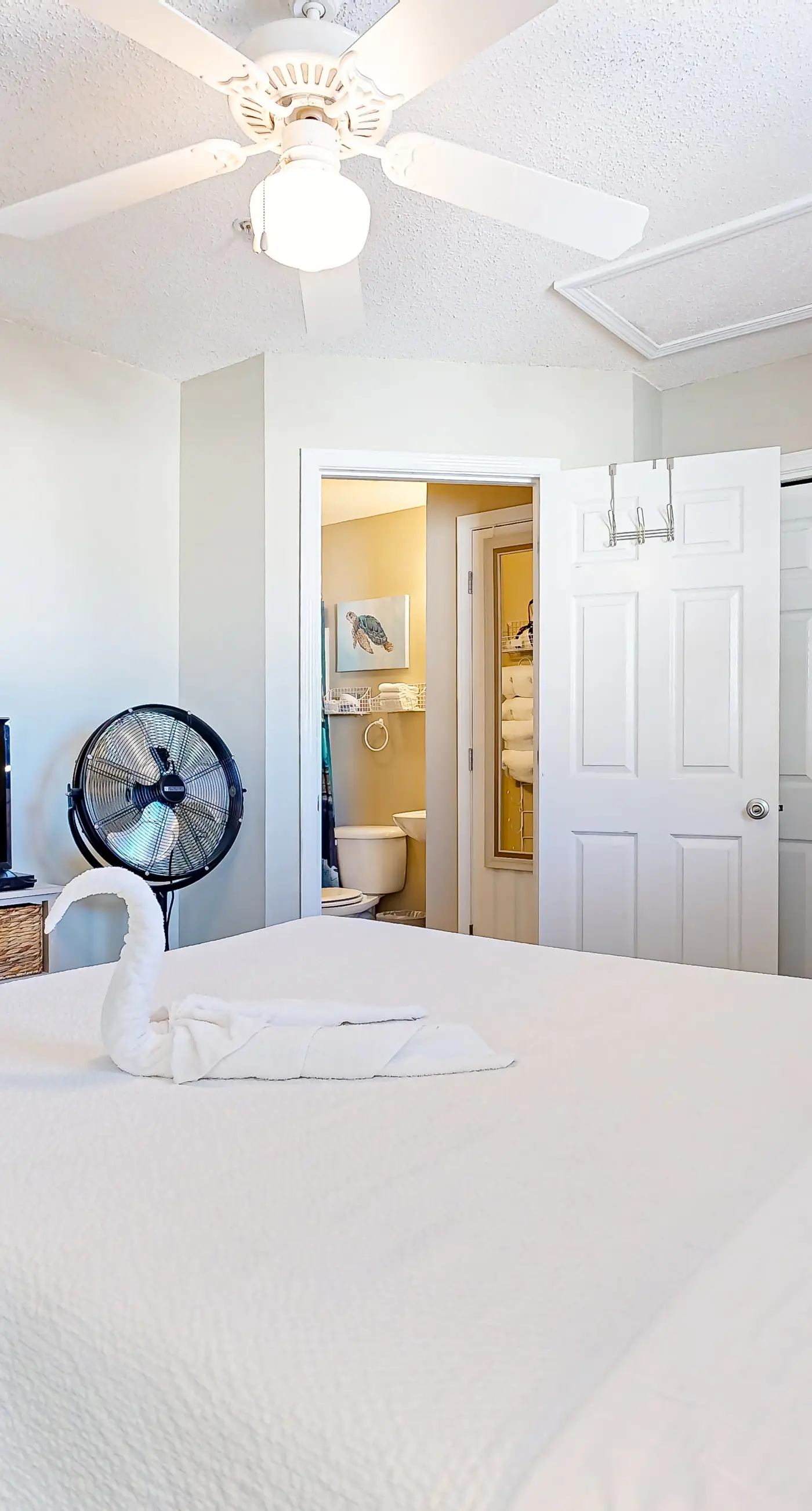 Spacious Condo with Balcony in Navarre Beach with Shared Pool