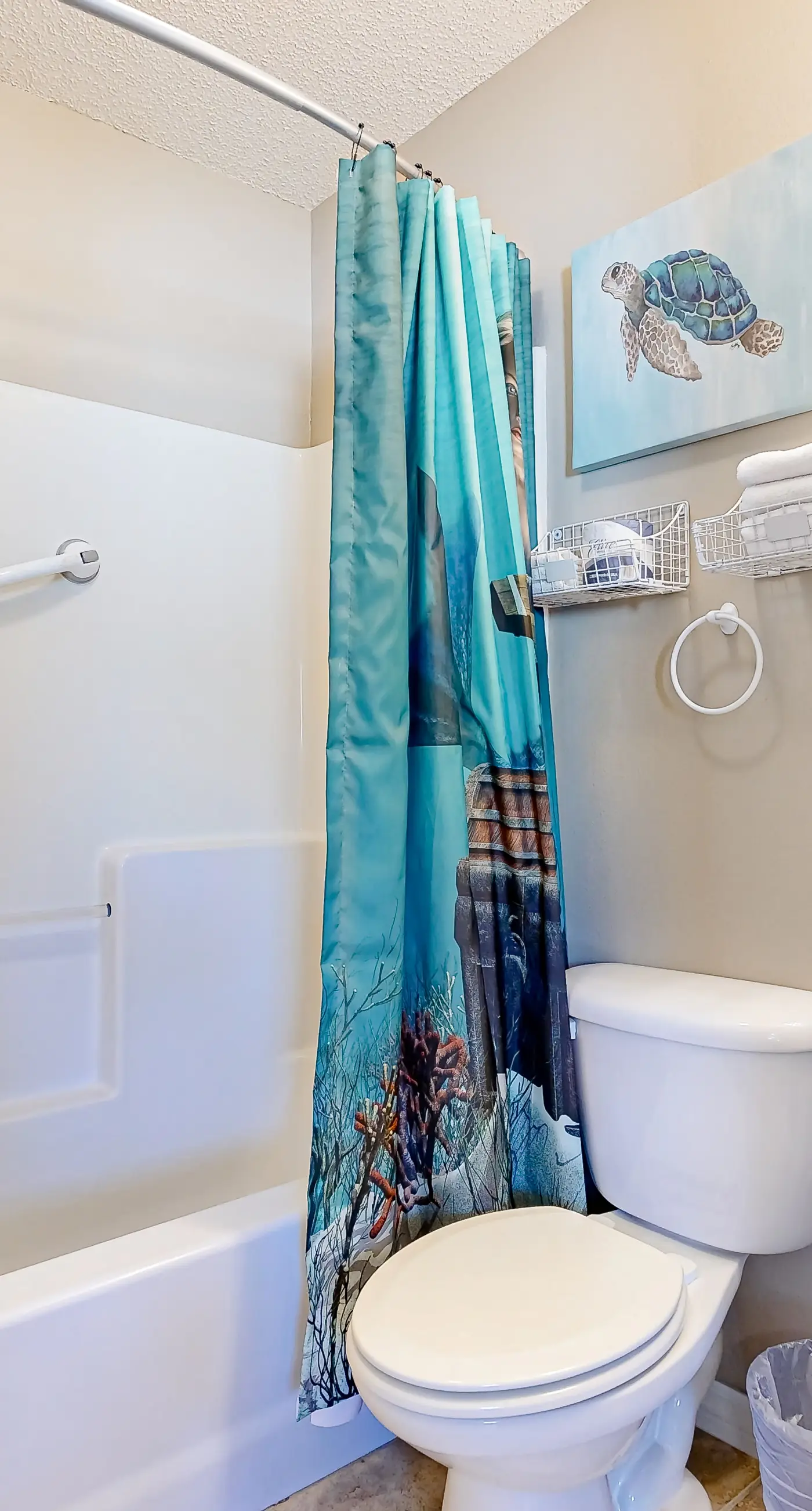 Spacious Condo with Balcony in Navarre Beach with Shared Pool