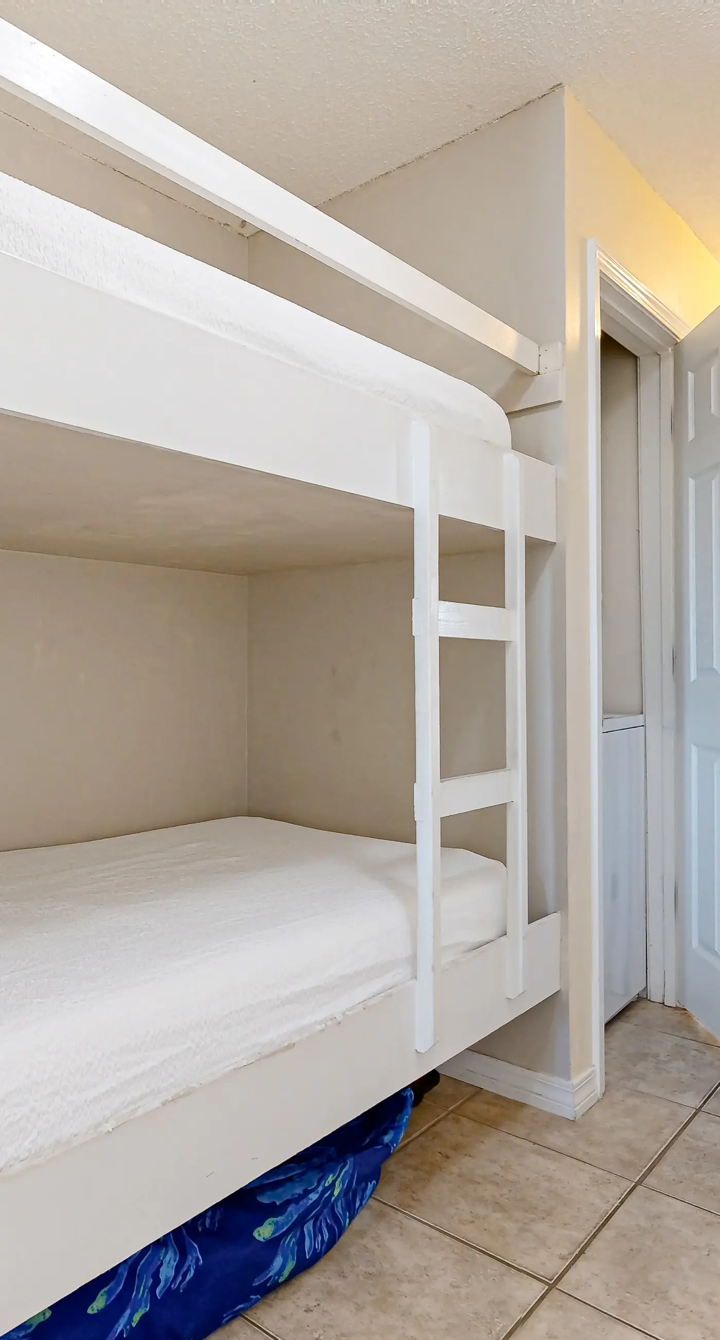 Spacious Condo with Balcony in Navarre Beach with Shared Pool