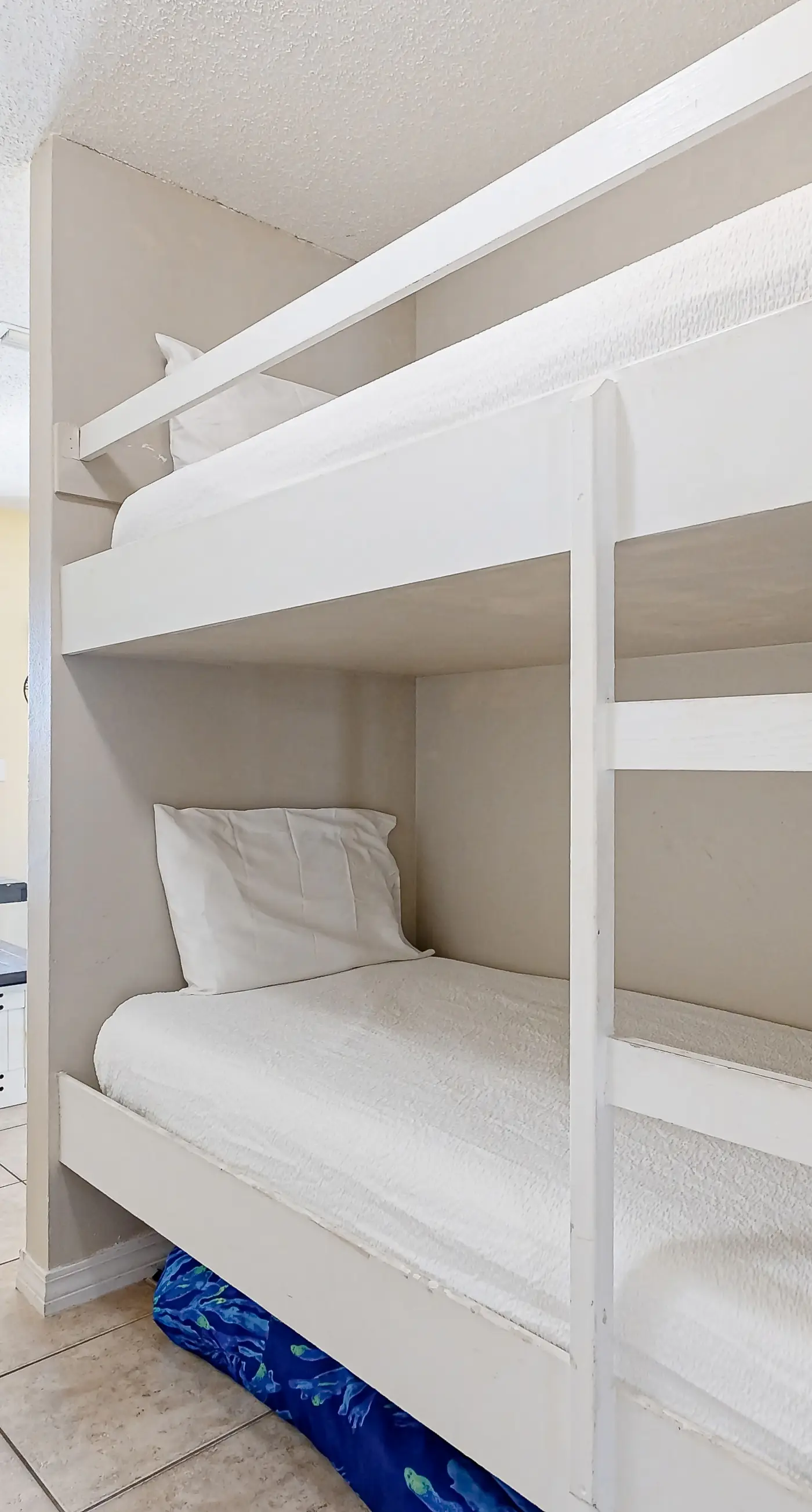 Spacious Condo with Balcony in Navarre Beach with Shared Pool