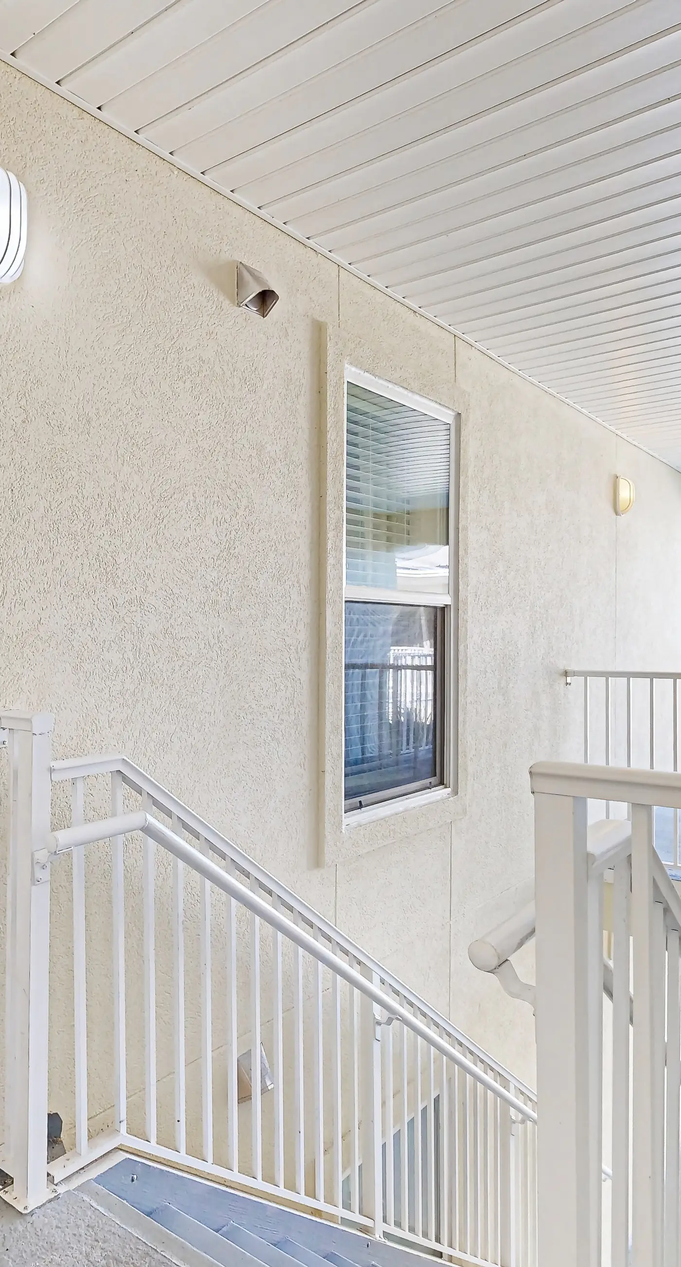 Spacious Condo with Balcony in Navarre Beach with Shared Pool