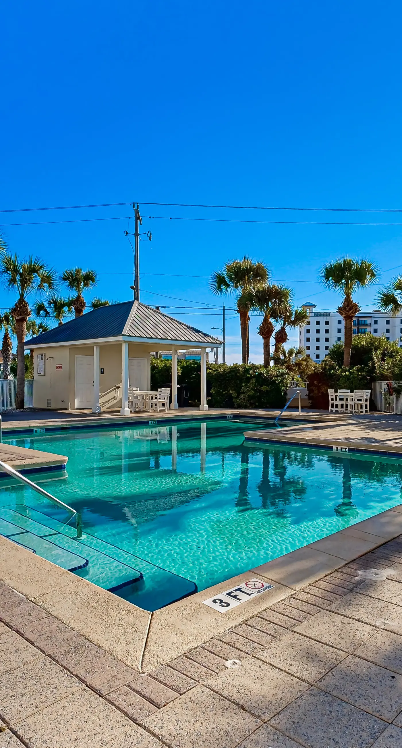 Spacious Condo with Balcony in Navarre Beach with Shared Pool