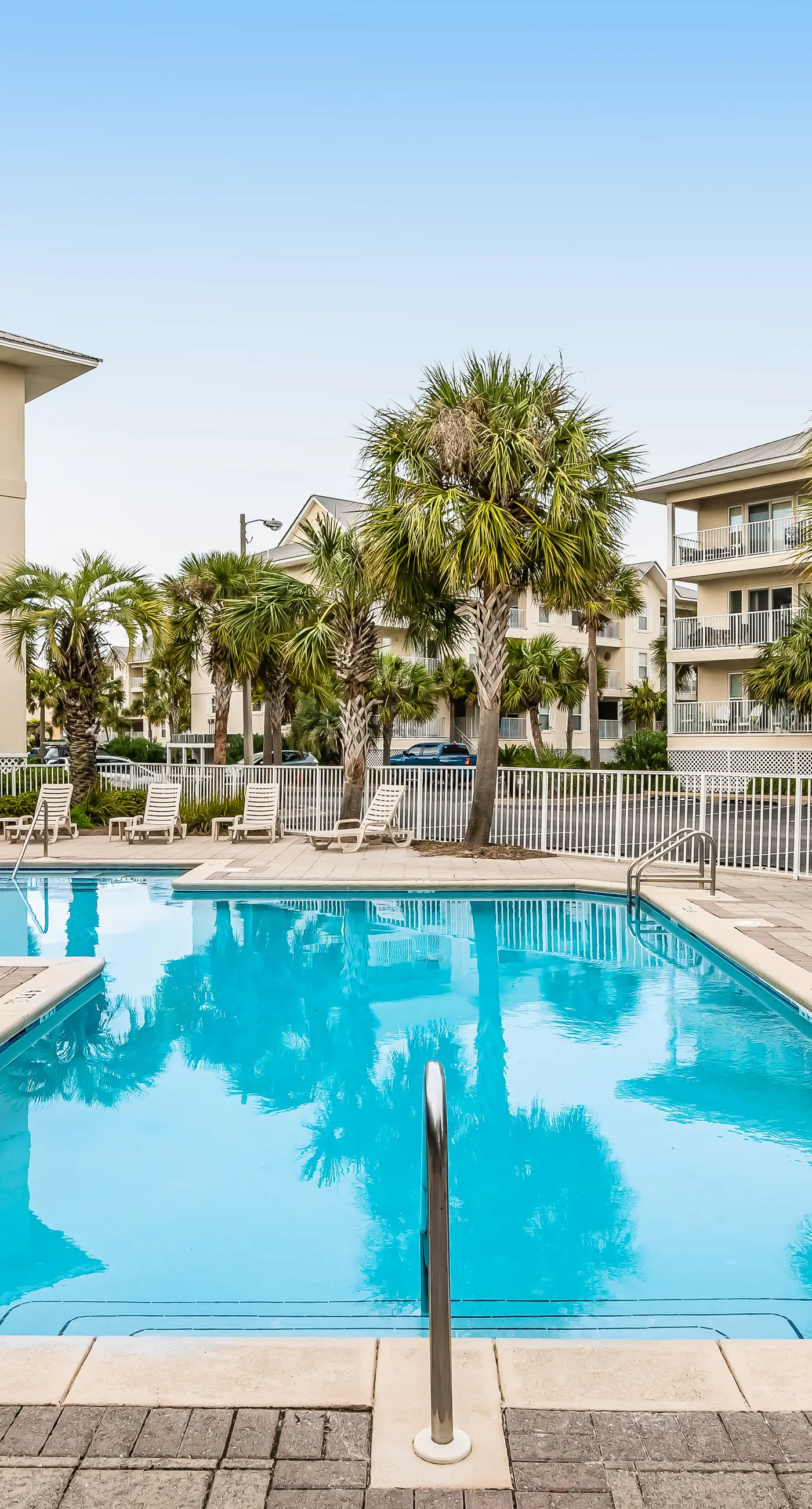 Spacious Condo with Balcony in Navarre Beach with Shared Pool