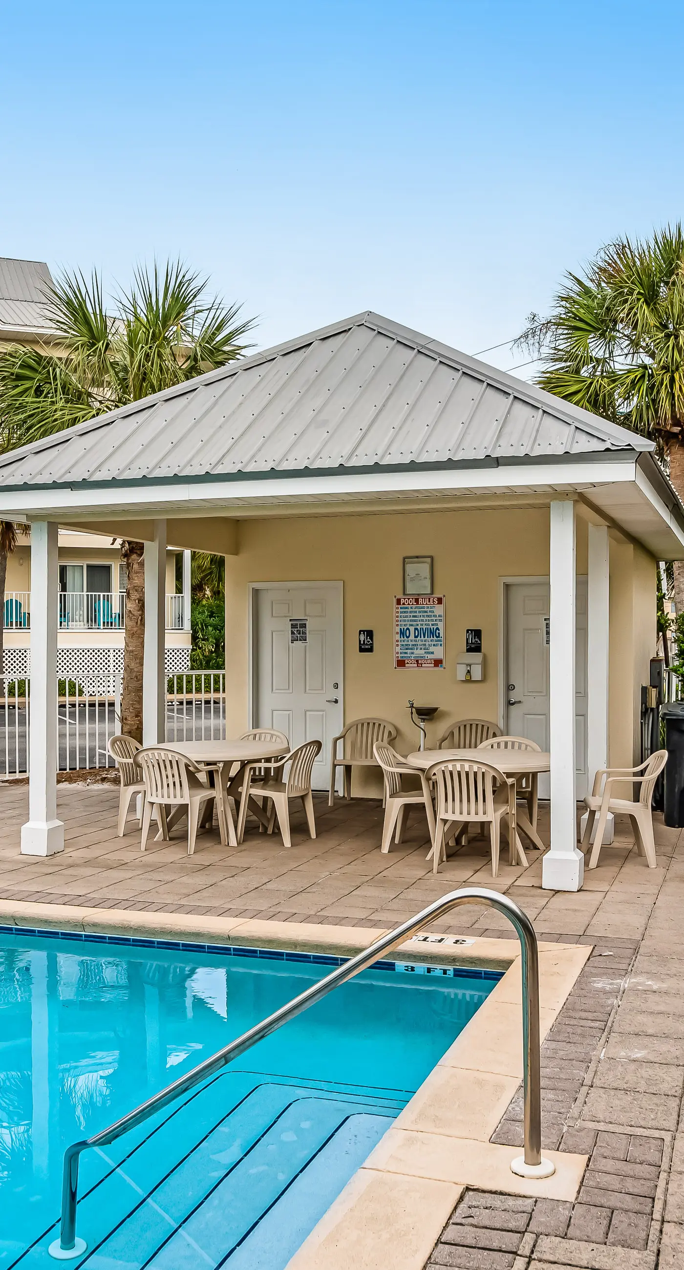 Spacious Condo with Balcony in Navarre Beach with Shared Pool