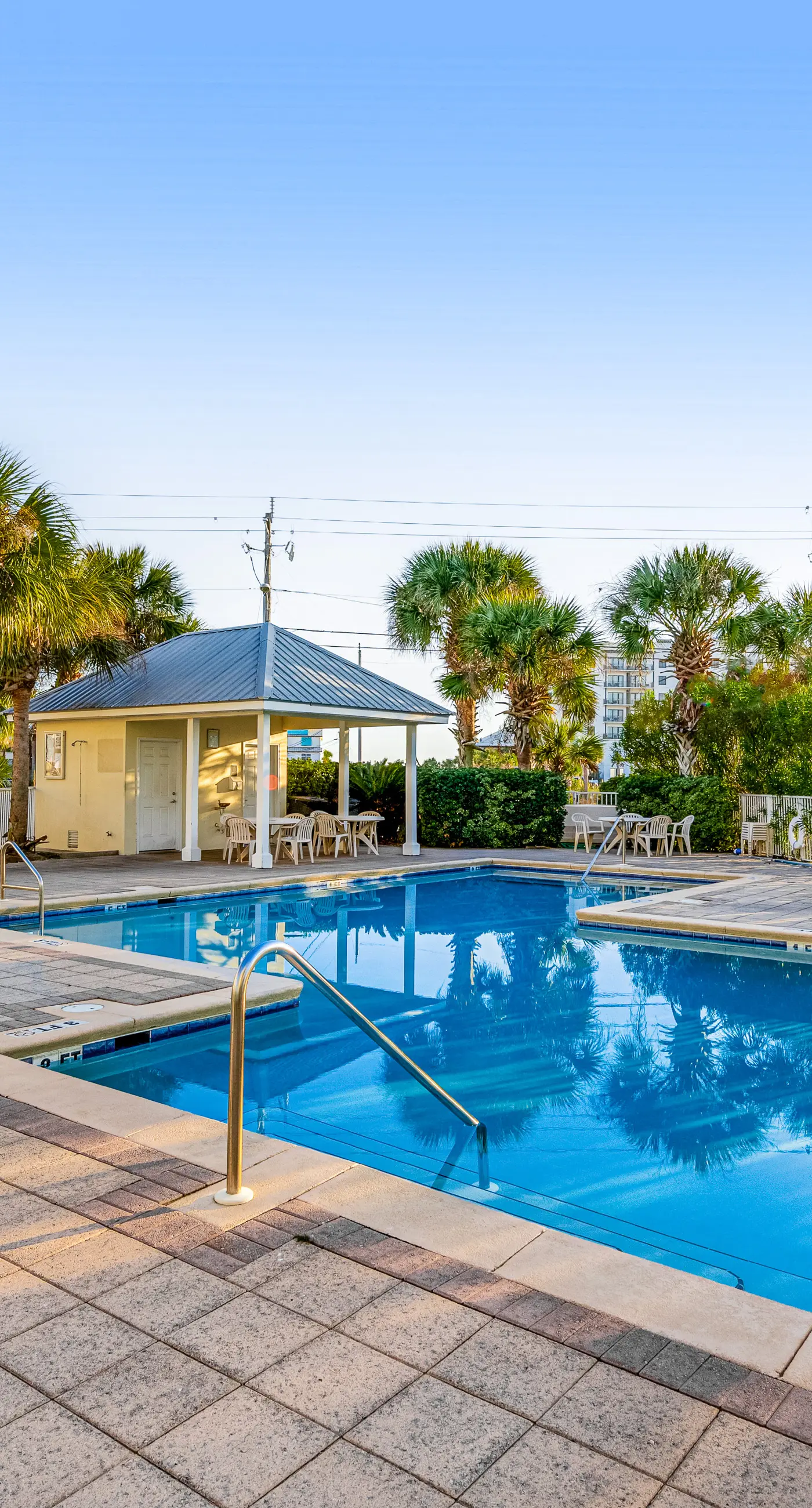 Spacious Condo with Balcony in Navarre Beach with Shared Pool